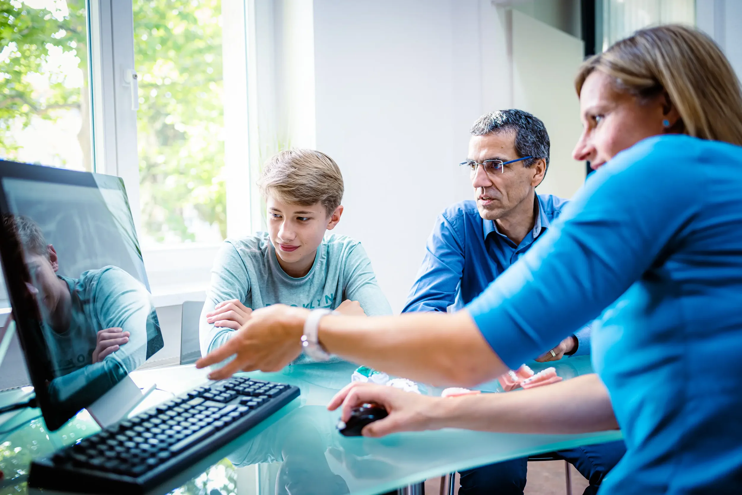Helles Behandlungszimmer einer Arztpraxis Praxisfotografie– ideal für Web & Google My Business in Hennigsdorf .