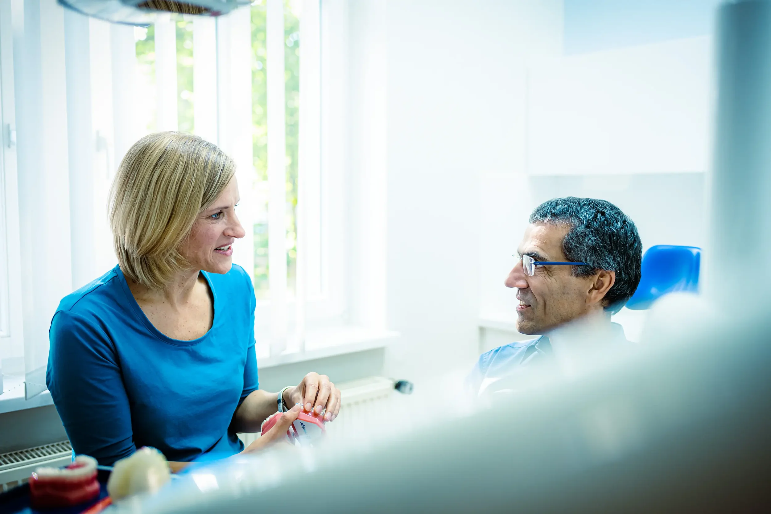 Helles Behandlungszimmer einer Arztpraxis Praxisfotografie– ideal für Web & Google My Business in Hennigsdorf .