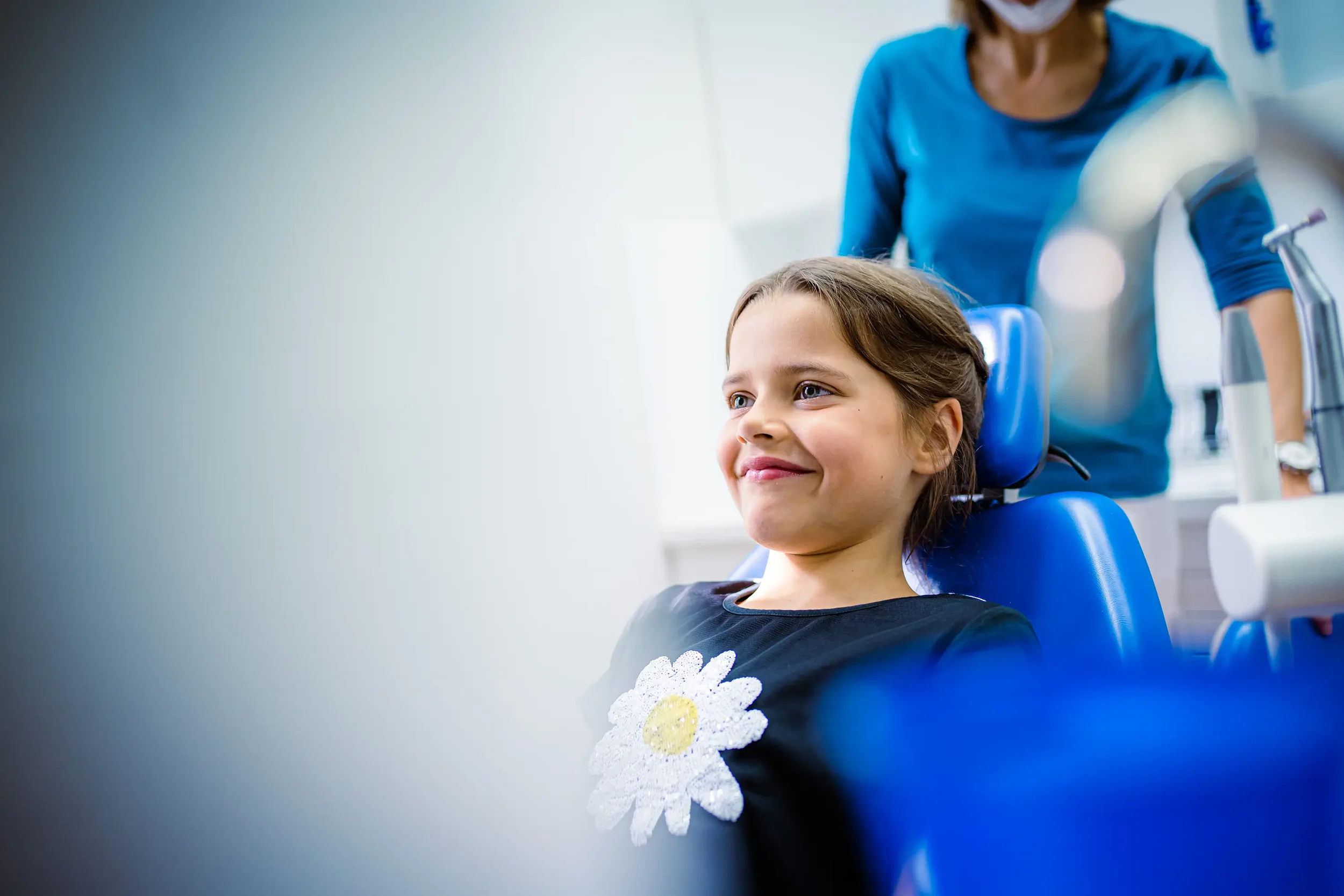 Nahaufnahme einer Behandlung in einer Zahnarztpraxis – professionelle Praxisfotografie und seriös in Potsdam.