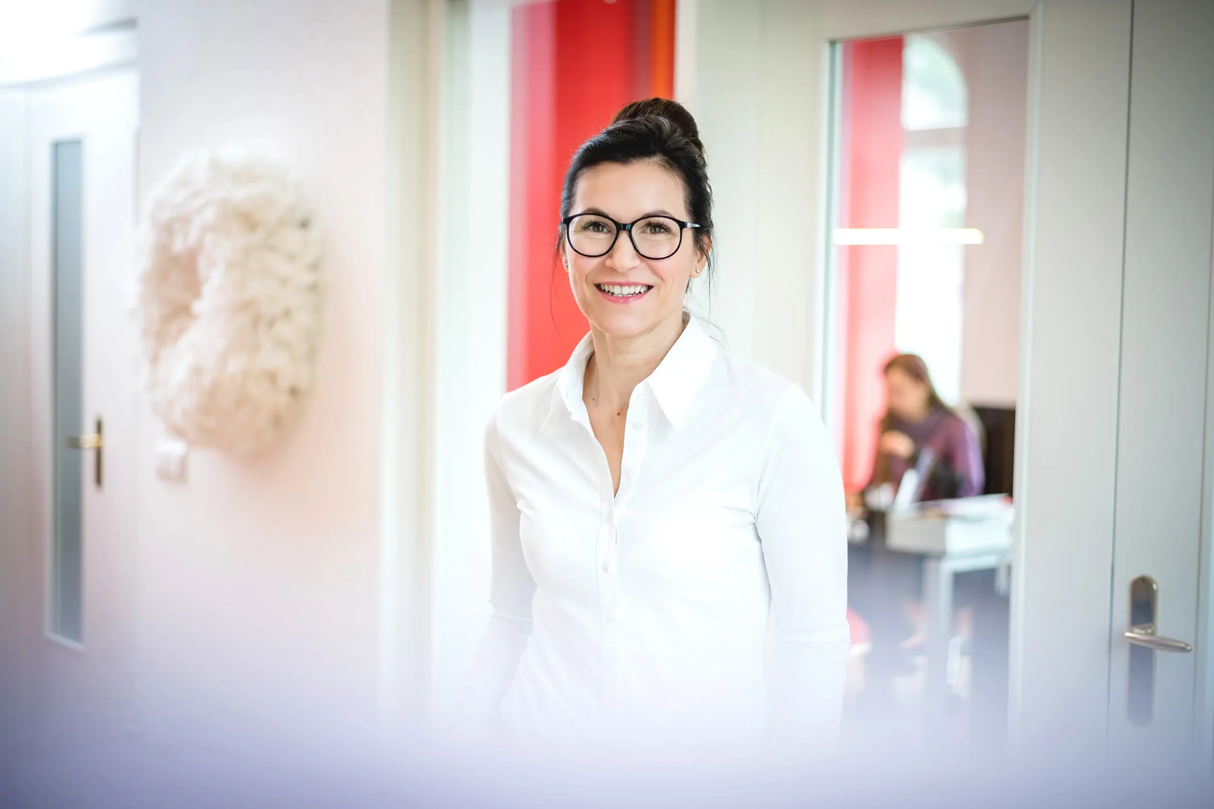 Authentische Mitarbeiterportraits und Businessfotos direkt am Arbeitsplatz im Havelland.