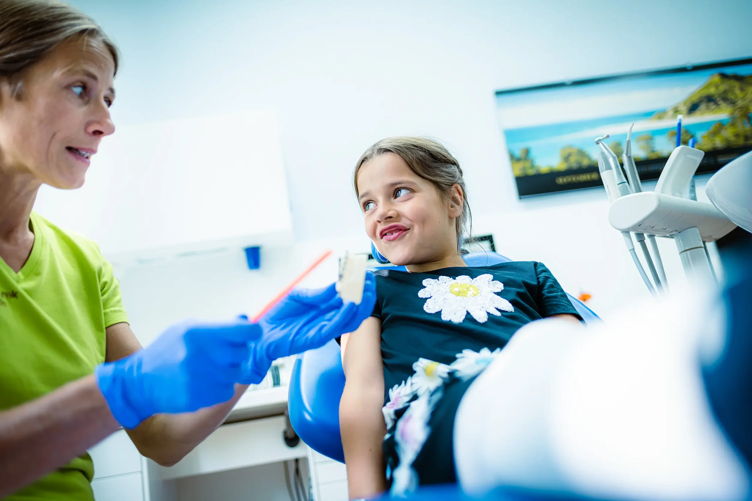 Nahaufnahme einer Behandlung in einer Zahnarztpraxis – professionelle Praxisfotografie und seriös in Potsdam.