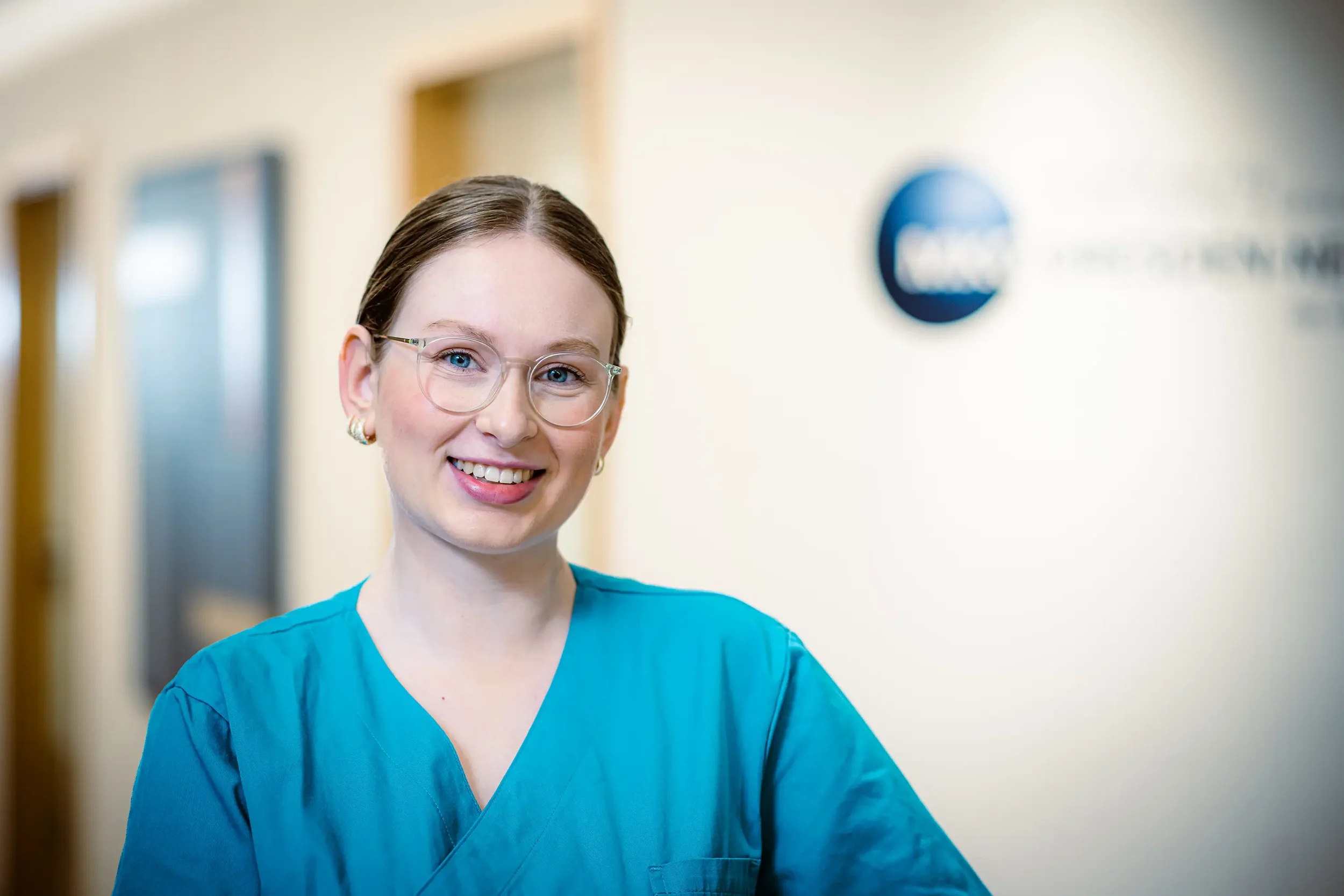 Business-Portrait eines Zahnarztes – professionell für Praxiswebsite und Teamseite in Falkensee.