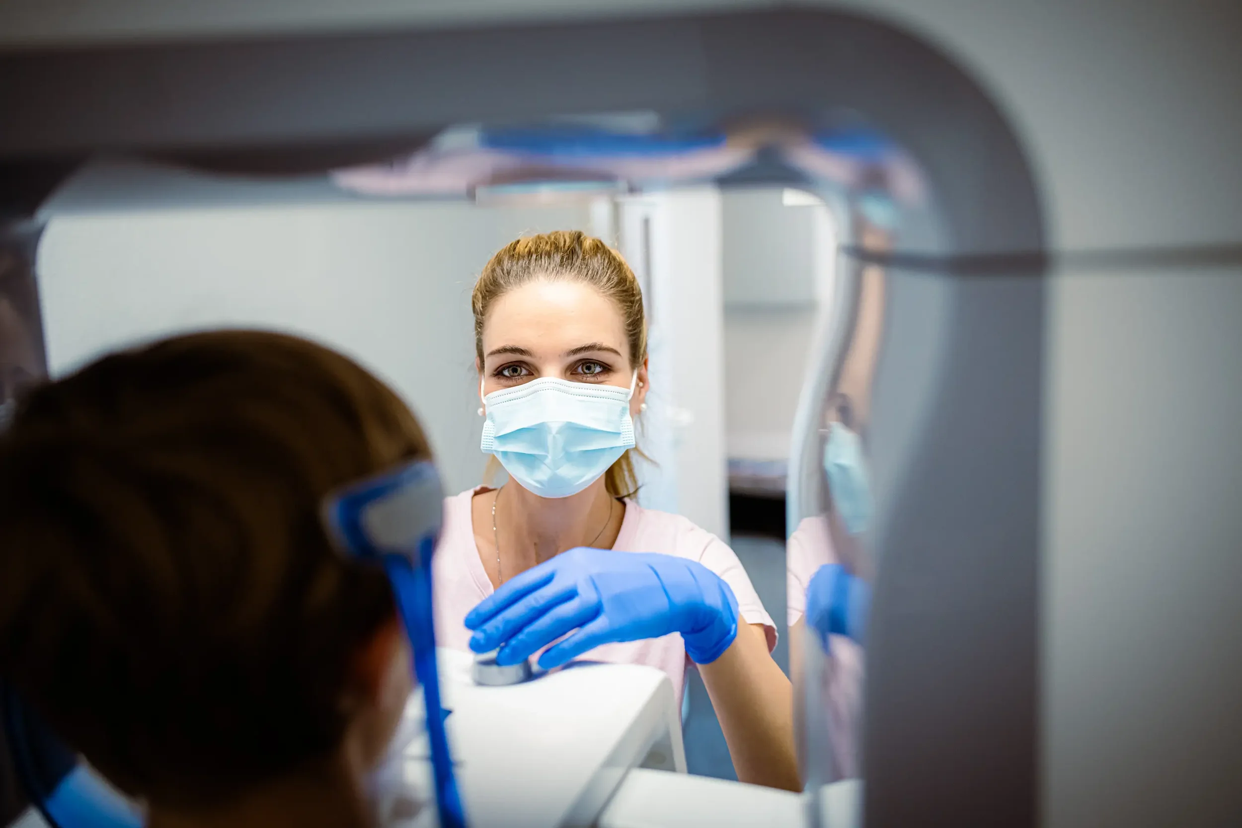 Zahnmedizinische Behandlungsszene – empathisches Bild für Praxismarketing in Spandau Praxisfotografie.