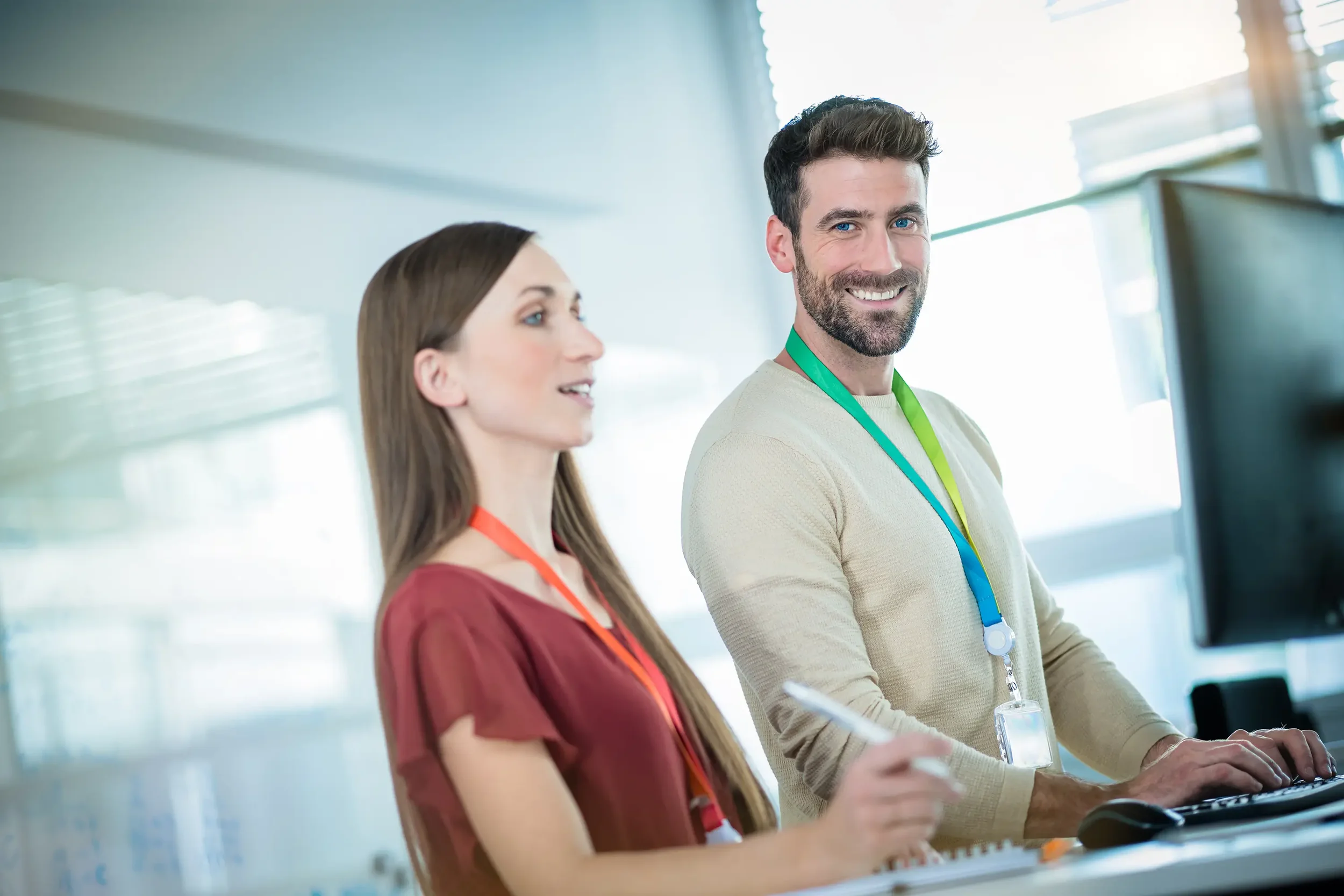 Natürliche Businessportraits, die Teamkultur und Arbeitsumgebung zeigen in der Region Potsdam-Mittelmark.