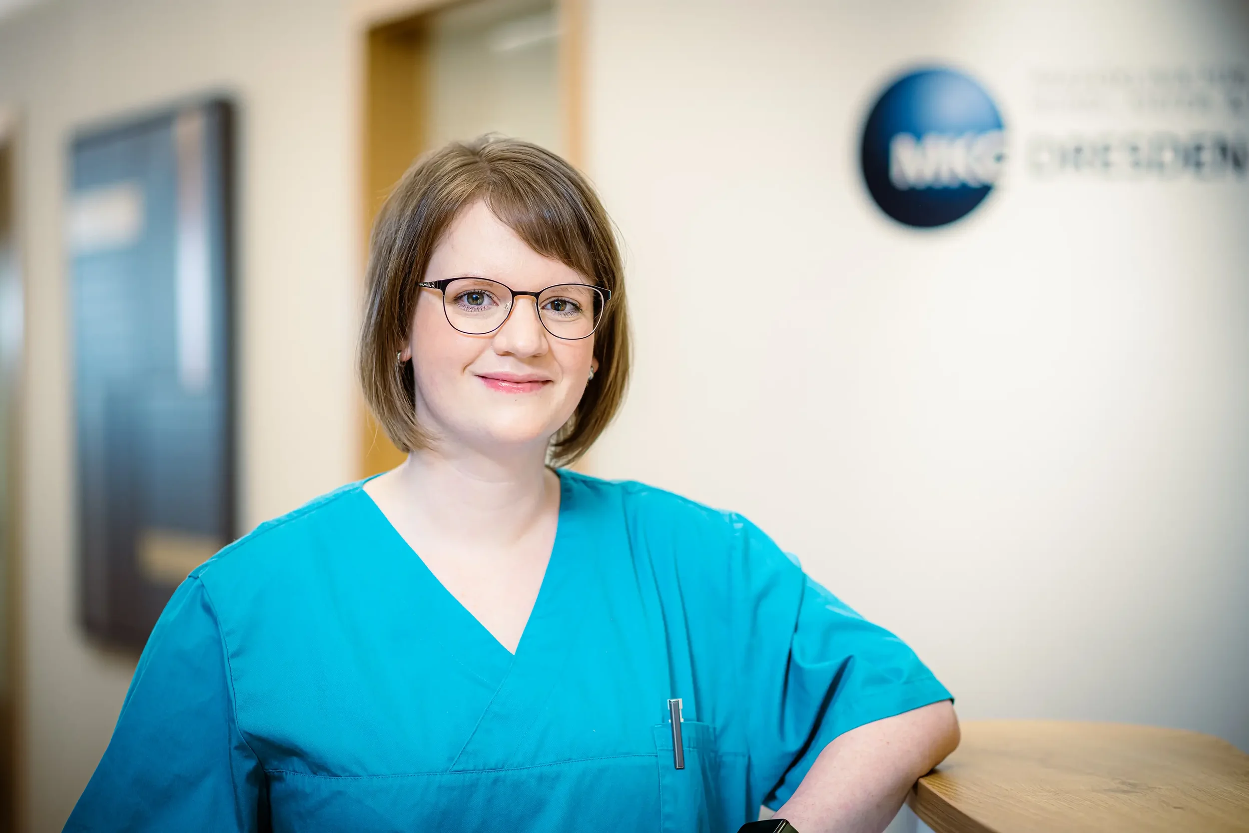 Business-Portrait eines Zahnarztes – professionell für Praxiswebsite und Teamseite in Berlin.