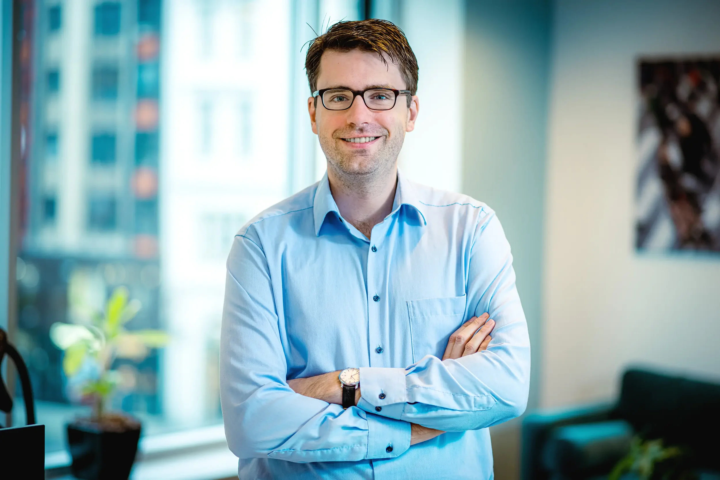 Natürliche Businessportraits, die Teamkultur und Arbeitsumgebung zeigen in der Region Potsdam-Mittelmark.