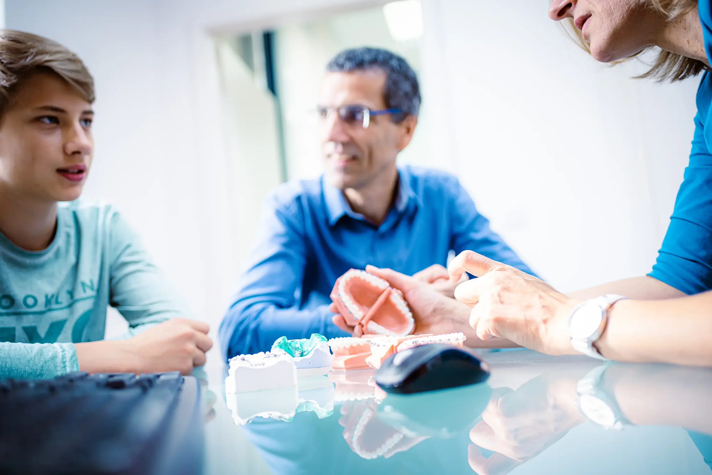 Zahnmedizinische Behandlungsszene – empathisches Bild für Praxismarketing in Spandau Praxisfotografie.