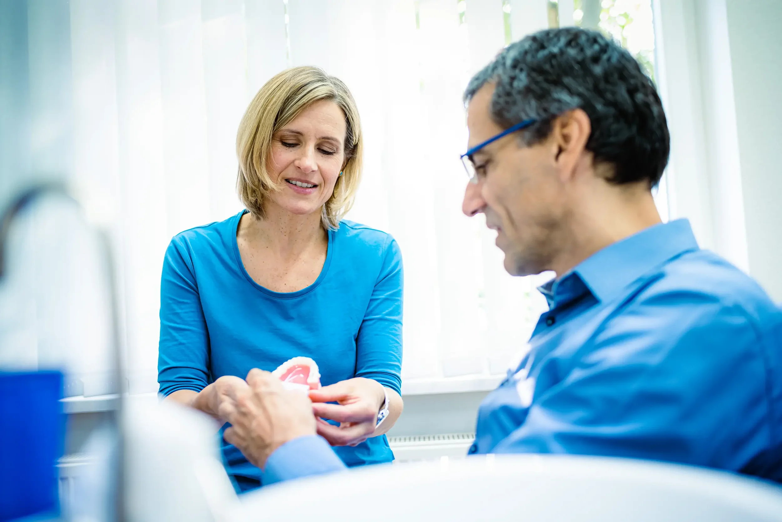 Zahnmedizinische Behandlungsszene – empathisches Bild für Praxismarketing in Spandau Praxisfotografie.