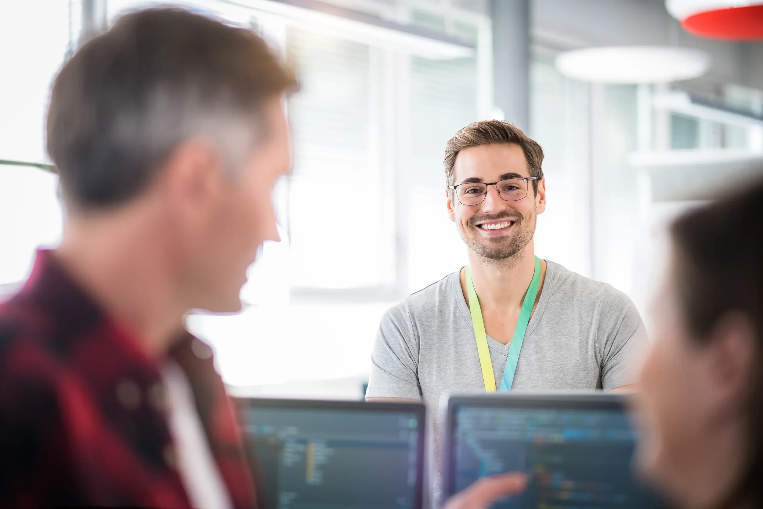 Natürliche Businessportraits, die Teamkultur und Arbeitsumgebung zeigen in der Region Potsdam-Mittelmark.