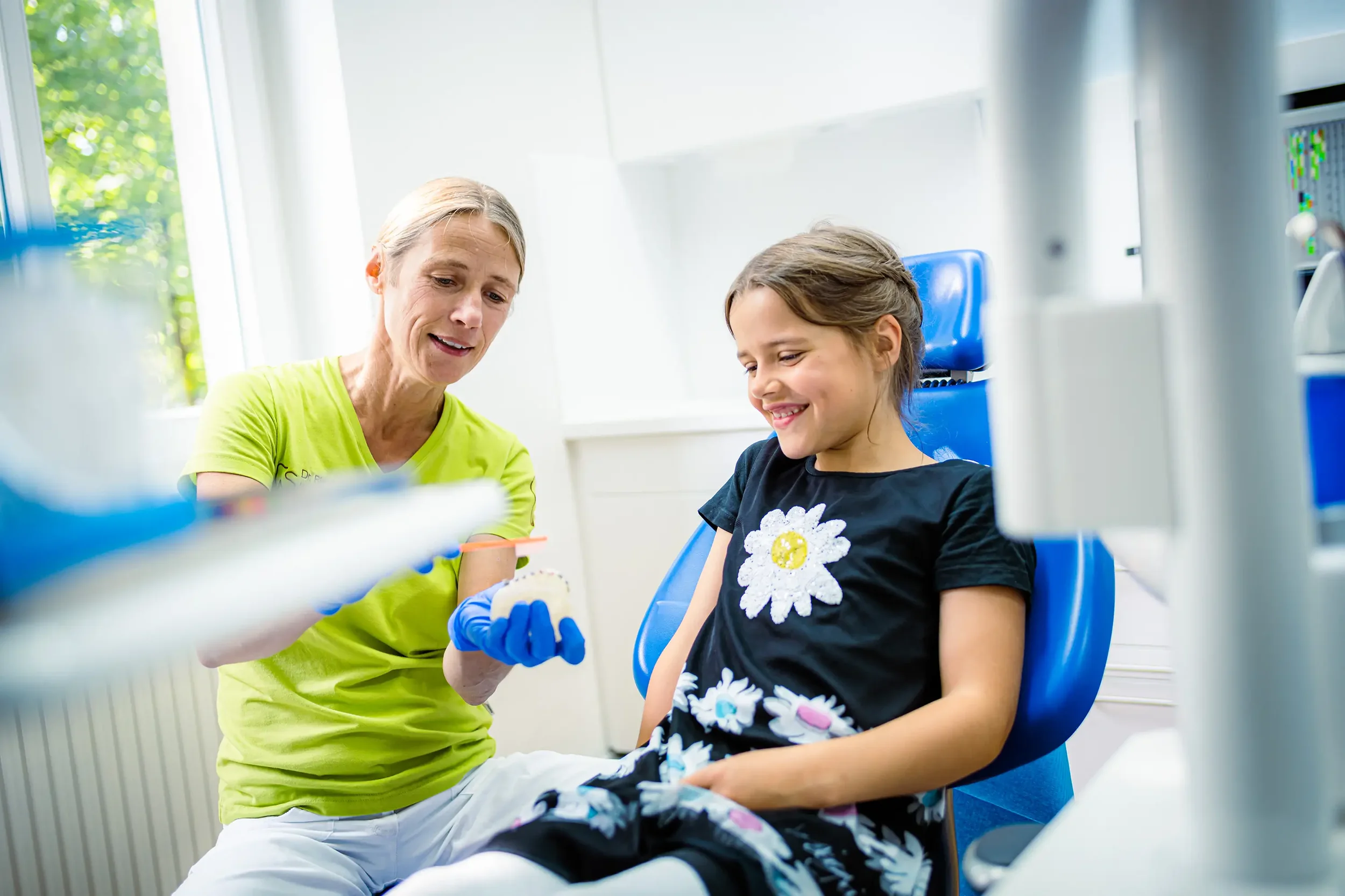 Business-Portrait eines Zahnarztes – professionell für Praxiswebsite und Teamseite in Falkensee.