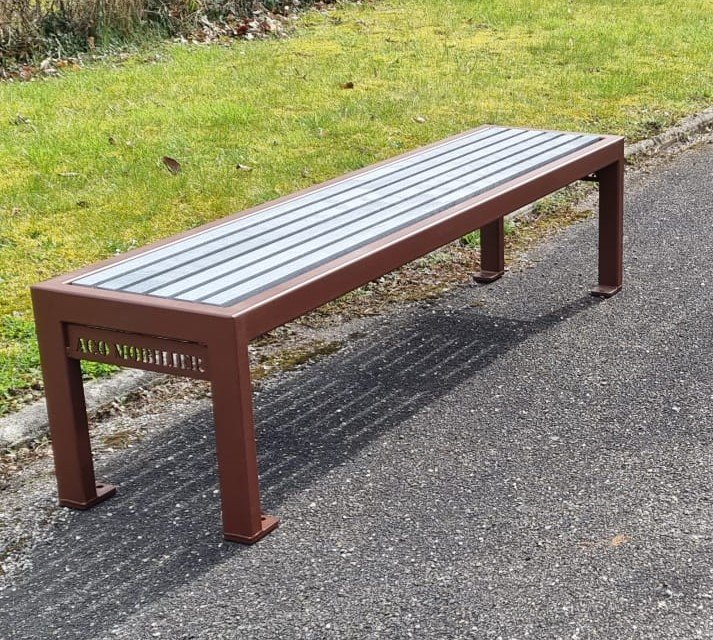 banc avec assise en plastique recyclé personnalisé.jpeg