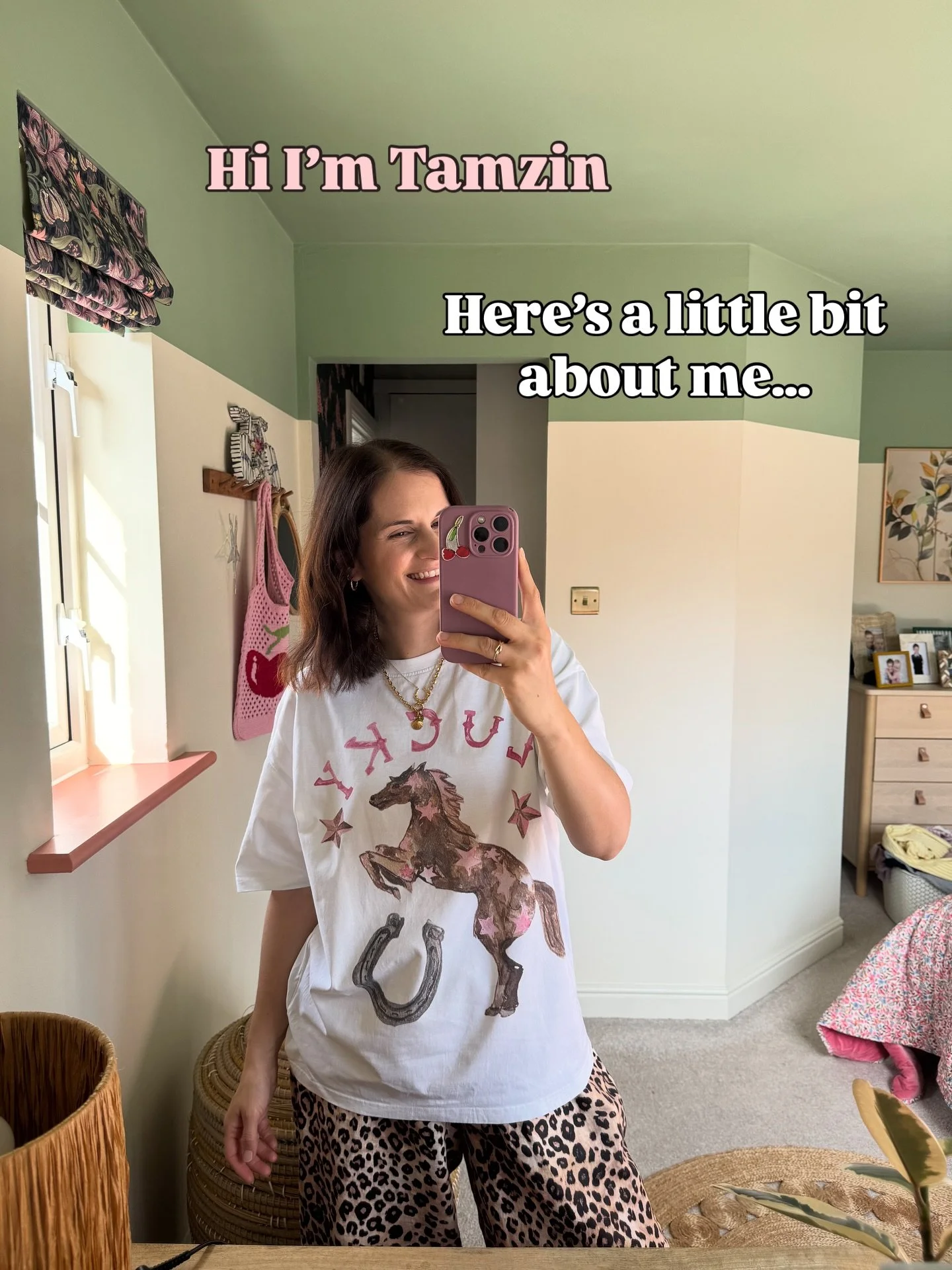 Hello 👋🏼 How are you? I had a little instagram break over half term while we were on holiday and now I&rsquo;m back with a little reintroduction post - swipe to get to know me 🌈🌟💖

Happy new week! 

#dopaminedecor #colourfulhomeuk #interiorstyli