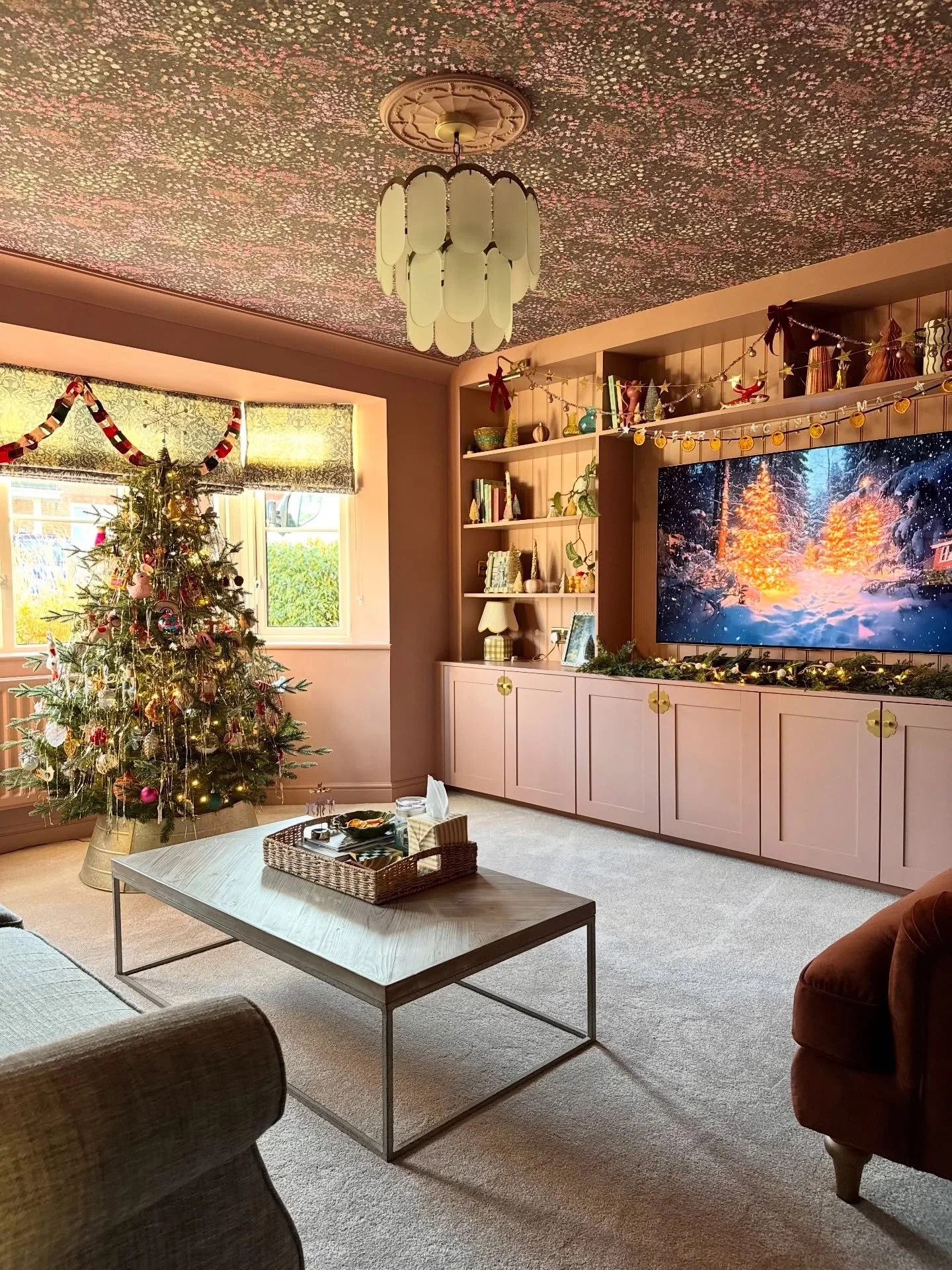 Sharing some snaps of our Christmas tree 🎄 and a few of my favourite decorations too. 

Happy Friday 🩷

Christmas tree | Christmas decorations | wallpaper ceiling | floral ceiling | pink living room | Velvet chains | cute decorations | nostalgic Ch