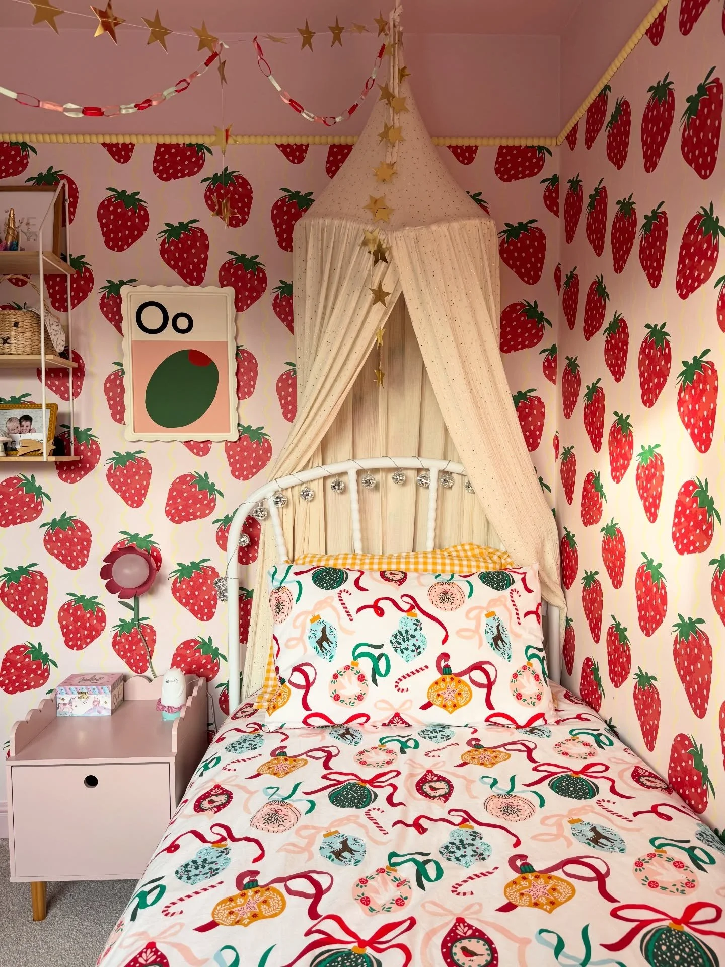 This bedding got a lot of love when I shared it a few weeks ago, so thought it deserved a spot on the grid. It&rsquo;s from @habitatuk and I know it&rsquo;s going to be making an appearance every December for years to come. 

This room had such a big