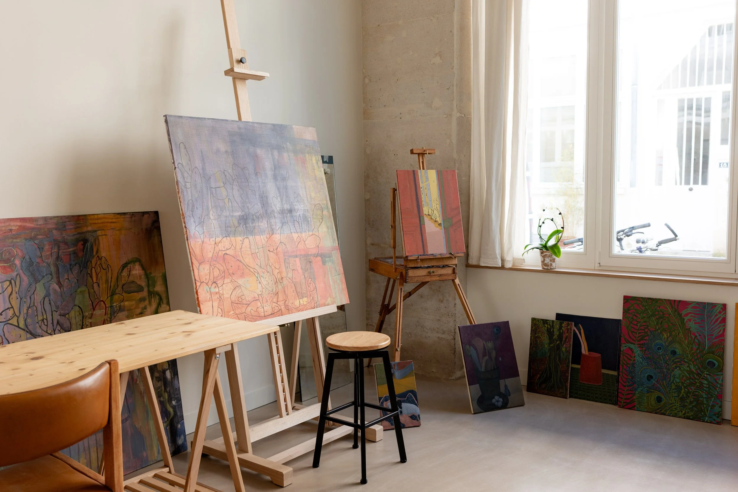 Atelier de peinture d'Hortense Laurent à La Canopée à Paris, peintures et créations artistiques dans un studio de yoga