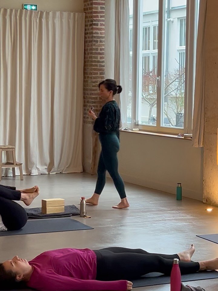 La vie &agrave; La Canop&eacute;e ces derni&egrave;res semaines 🌷

1. Le palo santo de @yttikuoyssimi avant la pratique
2. Des tulipes de saison pour vous accueillir
3. @axel.leroy.yoga pr&eacute;pare tout pour vous guider 🧱
4. La pause canap&eacut