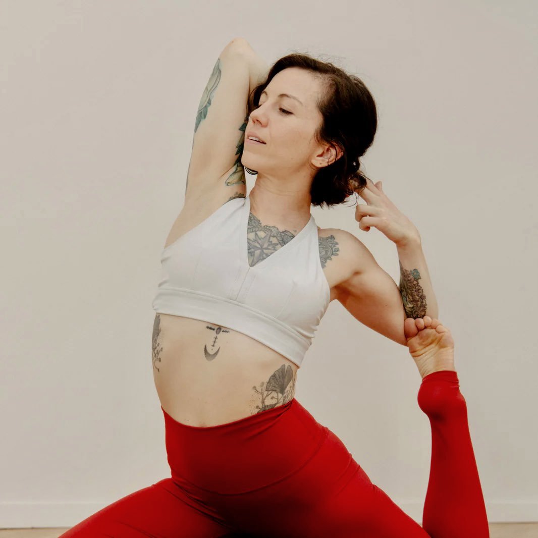 Cette rentr&eacute;e, on a la joie d&rsquo;accueillir deux nouveaux professeurs &agrave; l&rsquo;accent anglo-saxon, pour approfondir vos pratiques ! 

Aujourd&rsquo;hui on vous pr&eacute;sente Lori Bergeron @yttikuoyssimi.
Originaire du Texas, Lori 