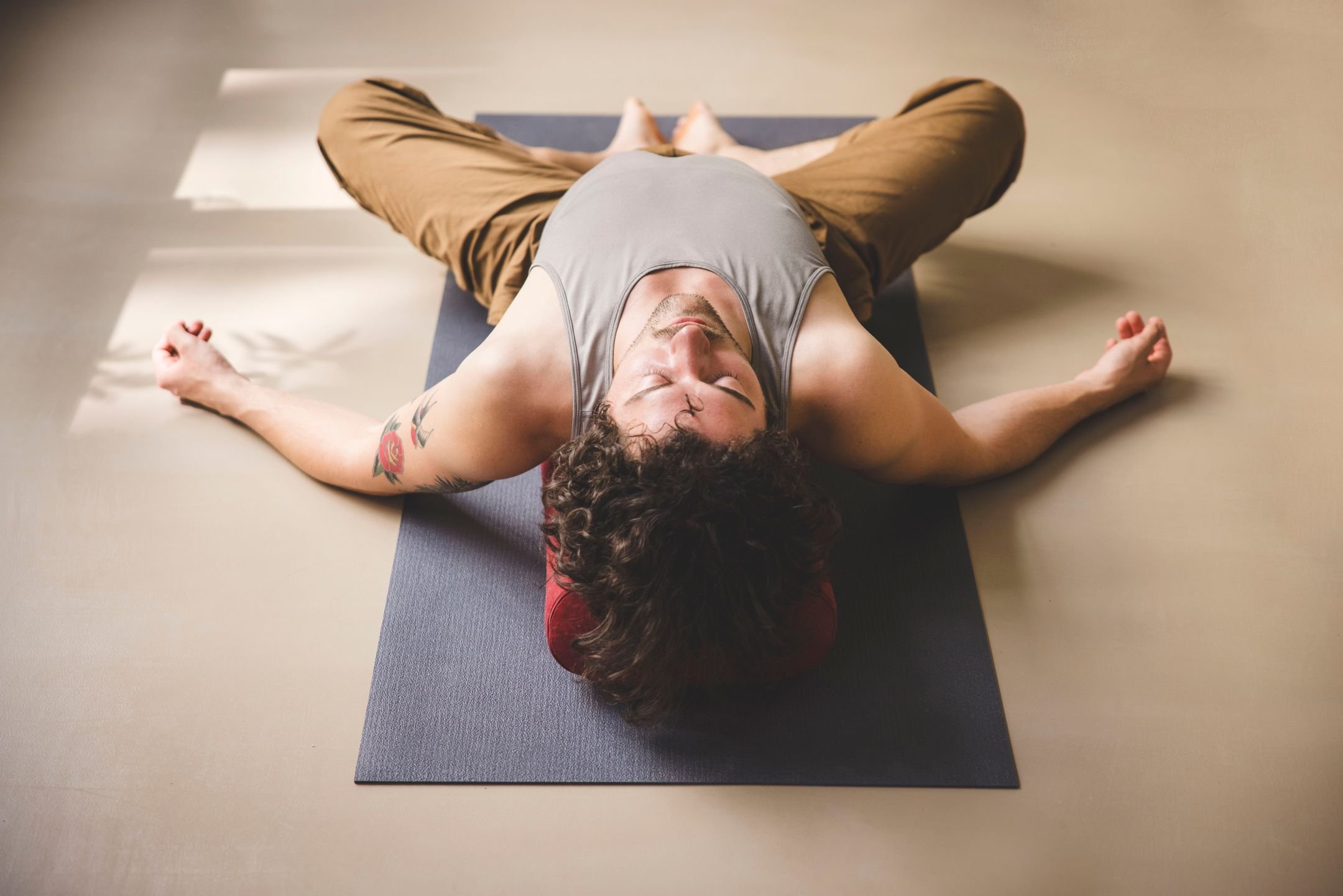 Posture de relaxation pendant le yoga Nidra de La Canopée à Paris