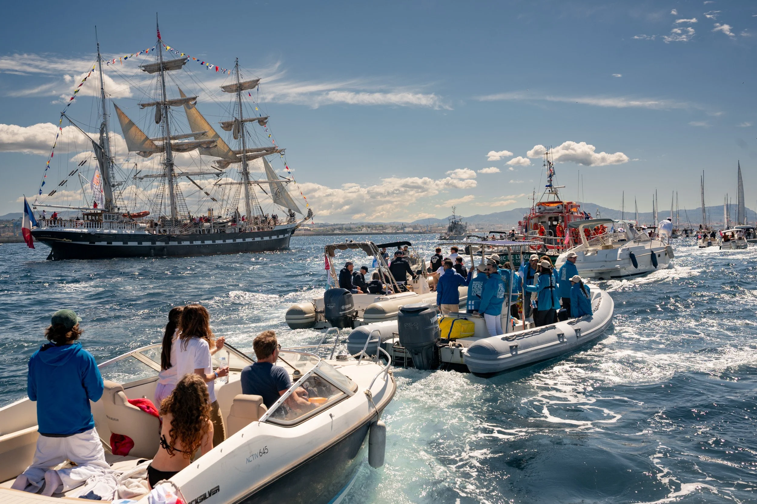 Arrivée de la flamme olympique et du voilier le Belem dans la rade de Marseille pour les Jeux Olympiques 2024