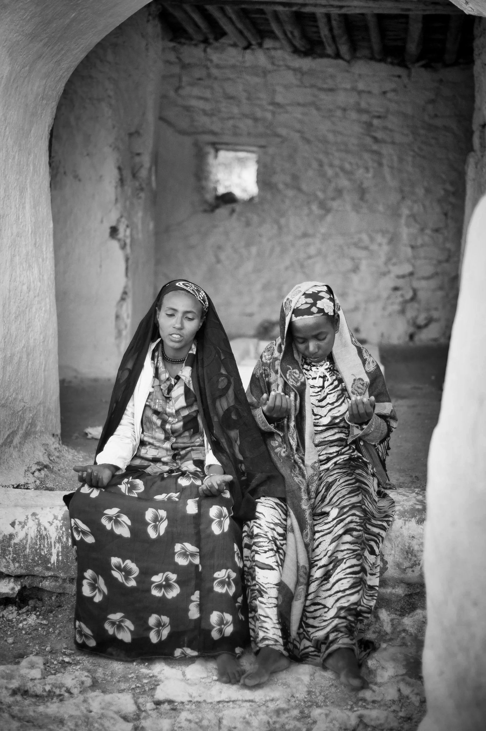 Deux femmes prient lors du pelerinage de Sheikh Hussein en Ethioipe