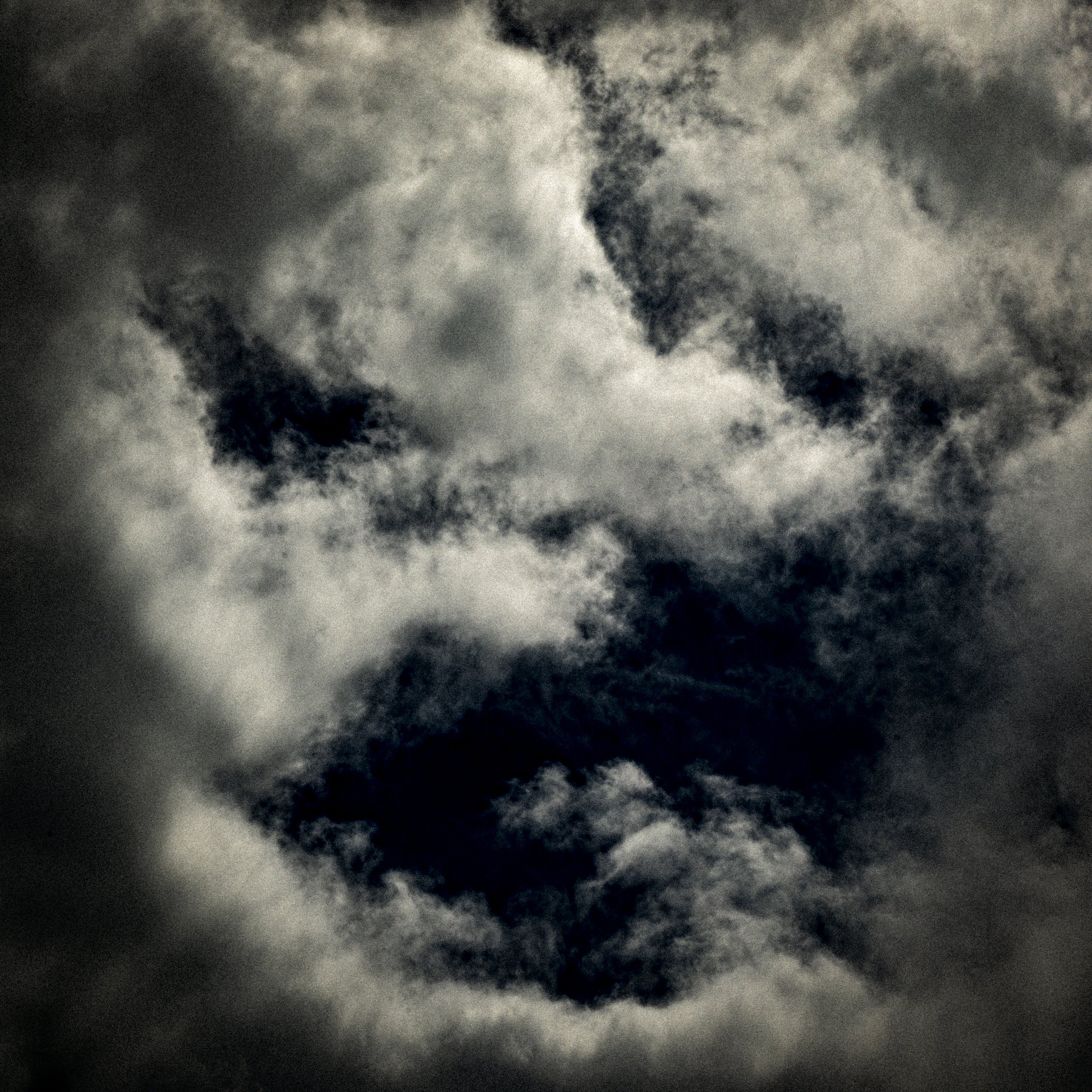 Nuages sombres dans le ciel.