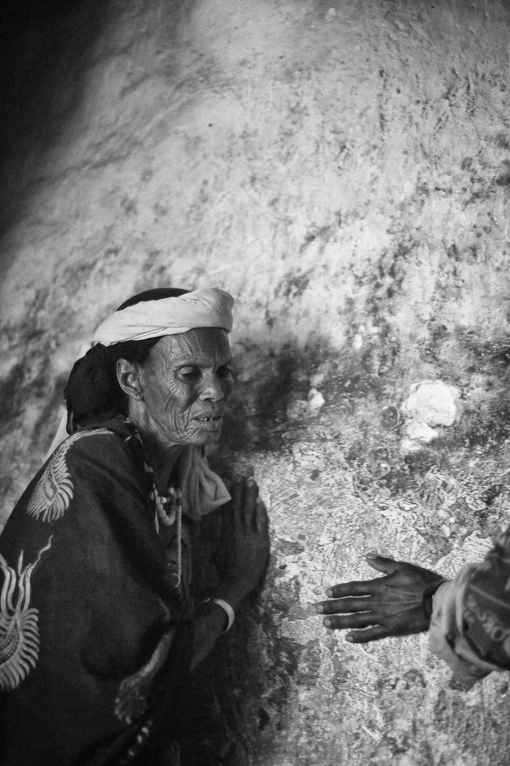 Femme ethiopienne contre le mur à l'intérieur du mausolée de Sheikh Hussein en Ethiopie