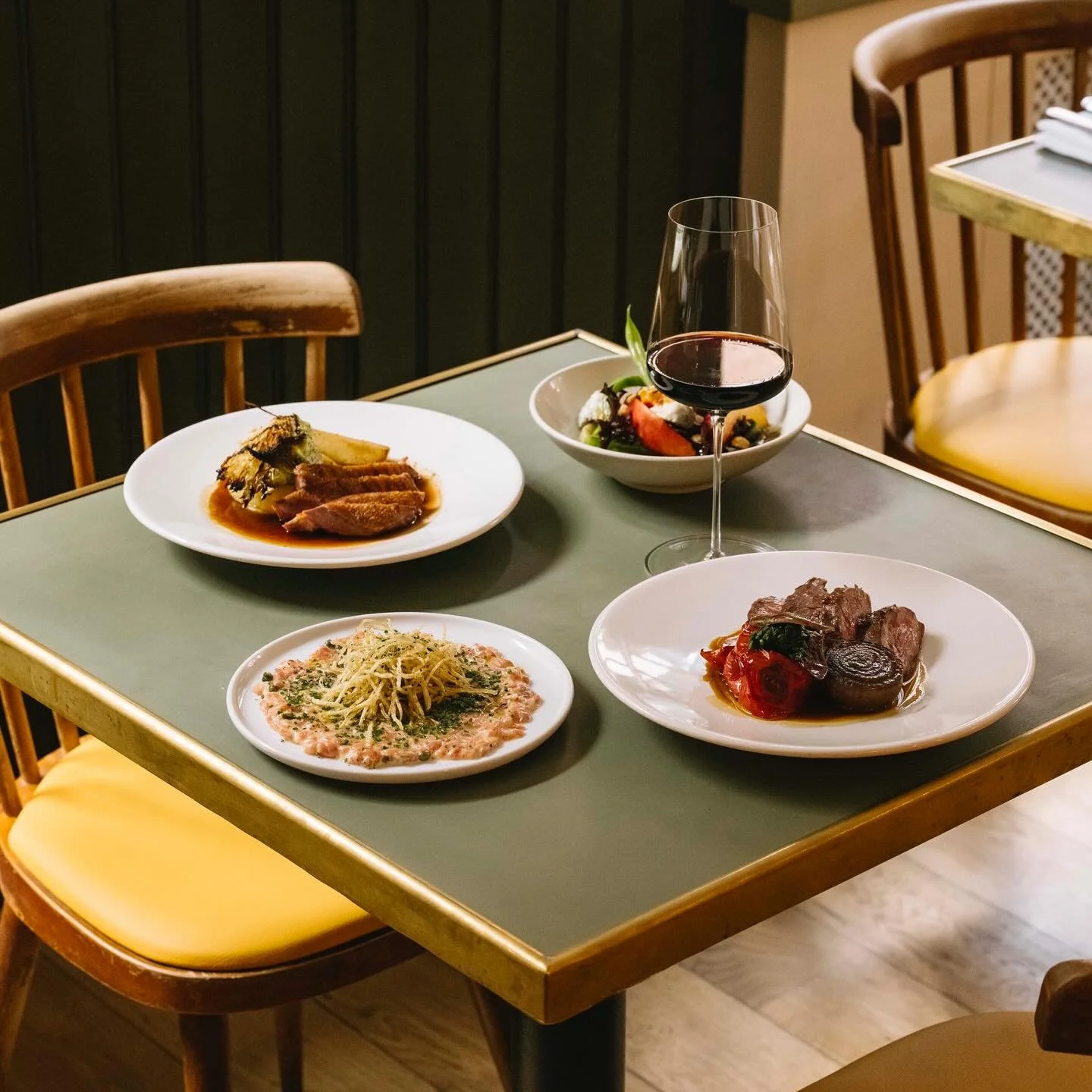 A new week means a new menu! With November lurking, it is one that&rsquo;s bursting with dishes of wintery deliciousness like beef cheeks with pomme pur&eacute;e, thick slabs of pan-seared ox tongue with creamed spinach (picture 2), and a flakey pear
