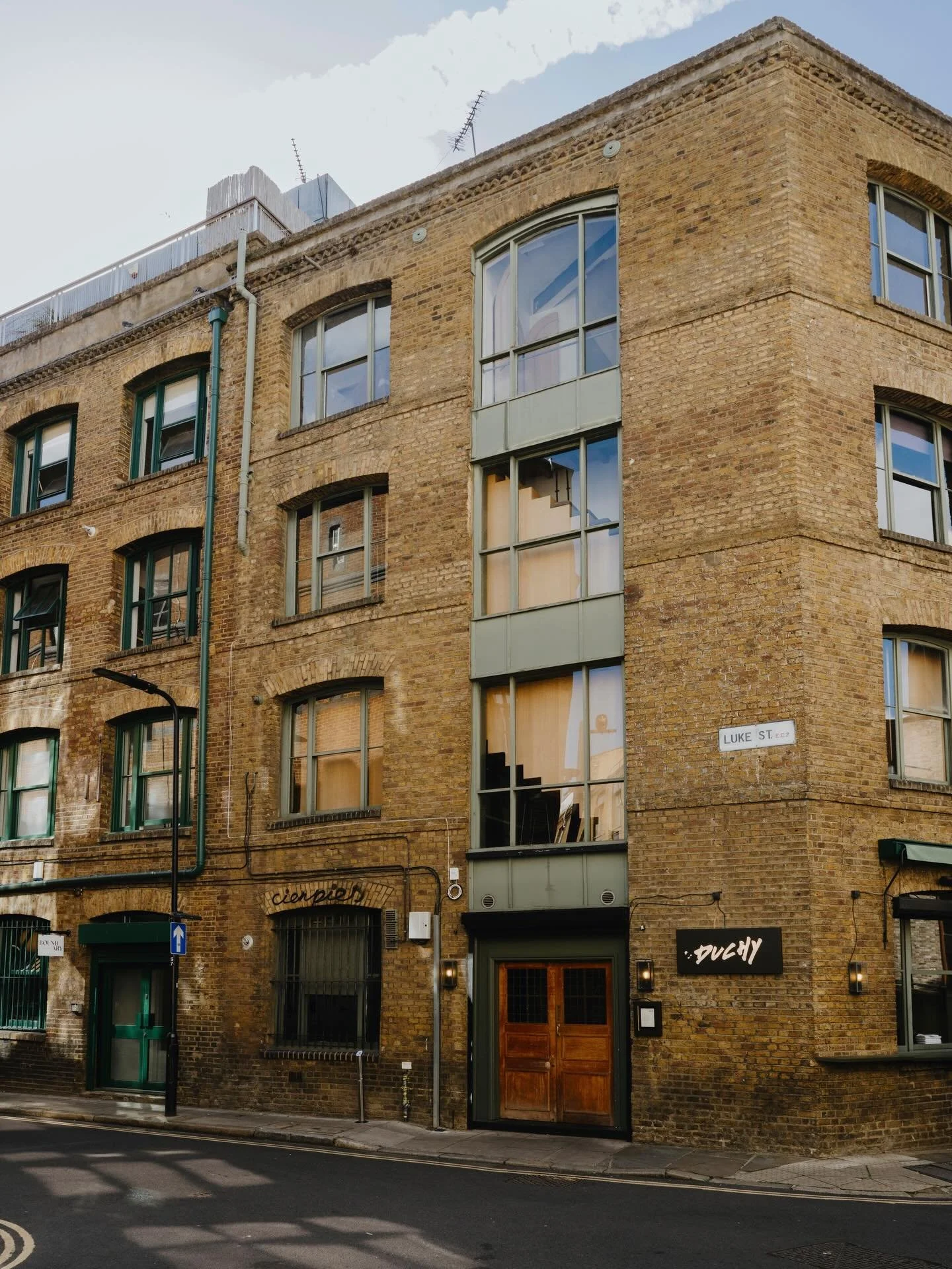 Our little corner of Shoreditch has been looking so pretty in the sunshine this week. @amyheycockphoto 
#shoredich #eastlondonfood #londonrestaurants #shoreditchfood #londonfoodspots