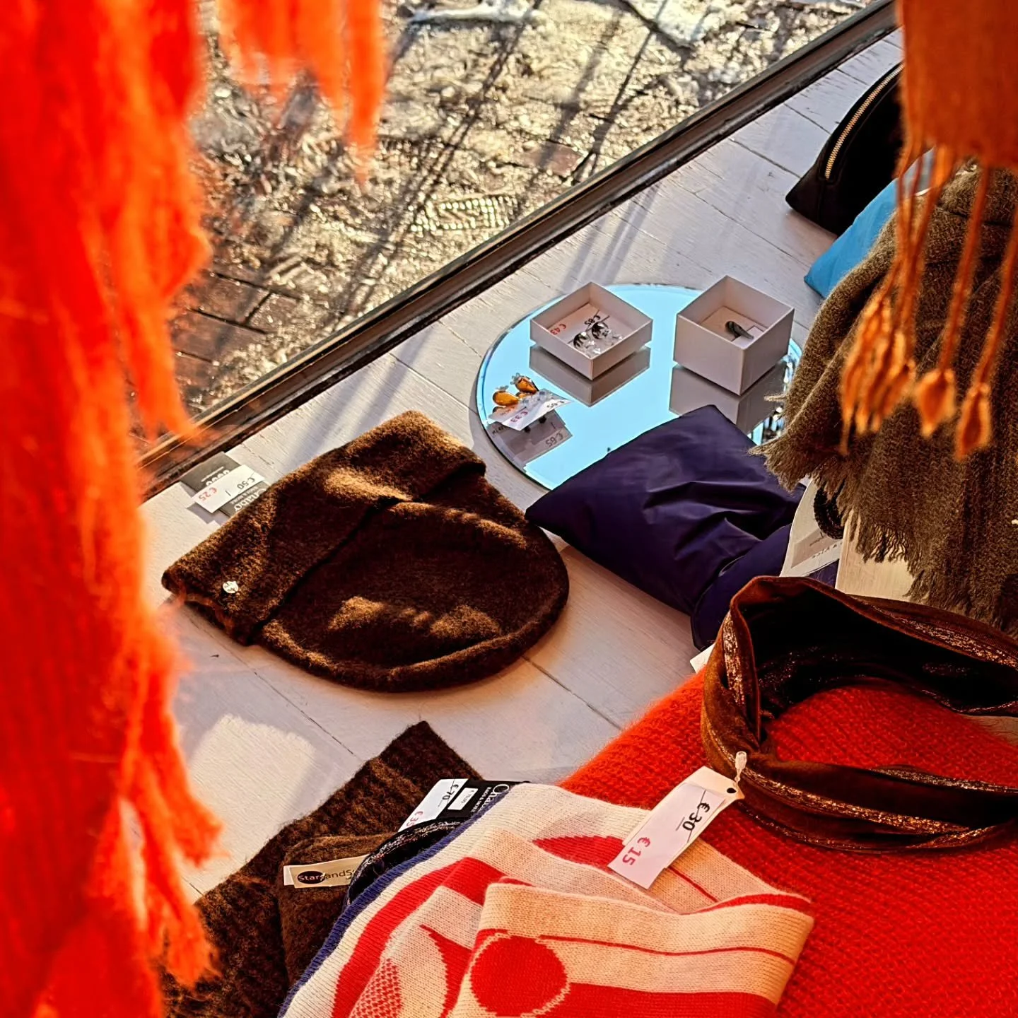 Een goede sjaal maakt je winteroutfit af.
Ontdek onze selectie sjaals met 50% korting.