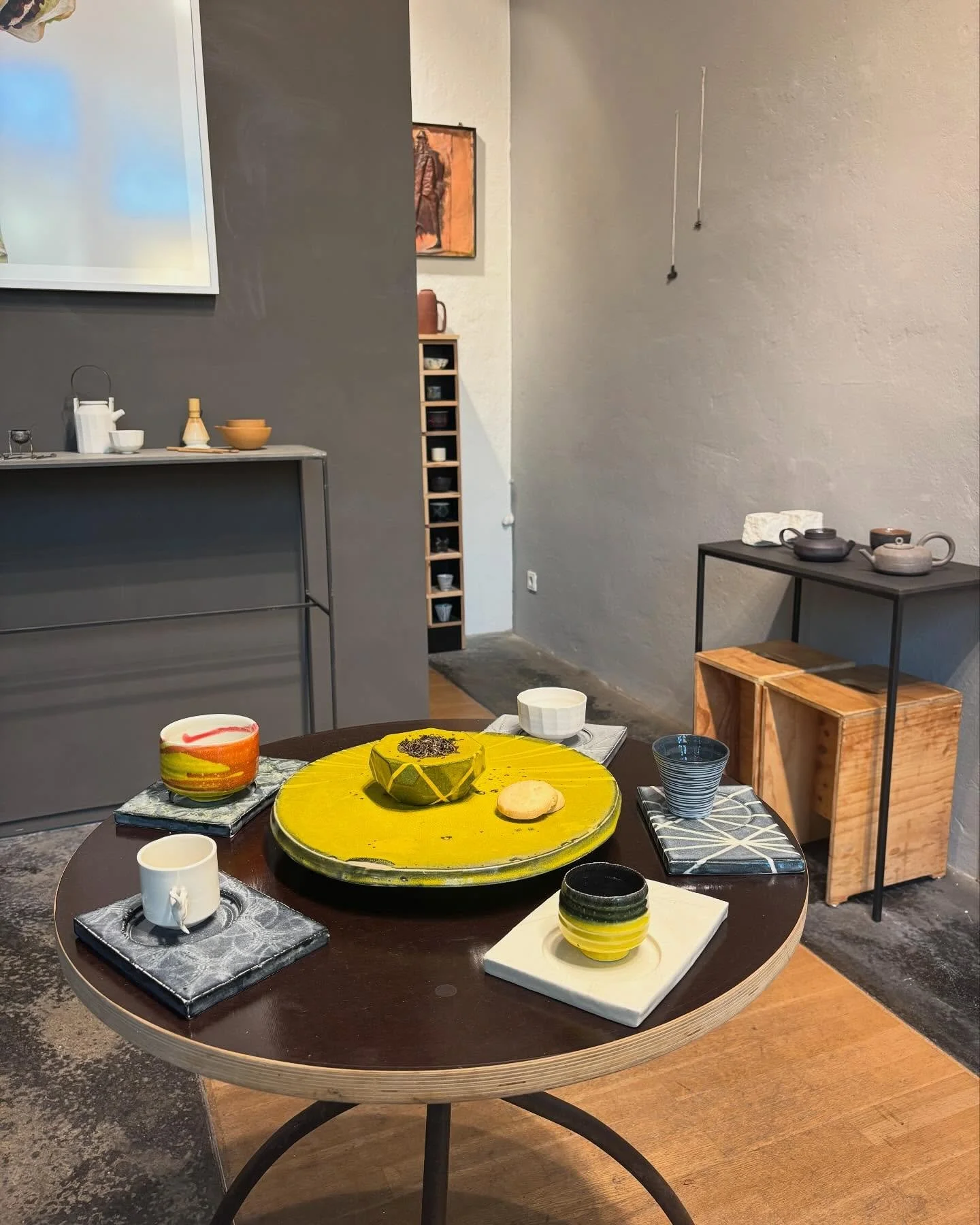 Join our round table for a cup of tea!✨

Thursday - Saturday 
12-18pm

@porzellan.ludwig  @knogab @helmut_menzel 
showing ceramics!