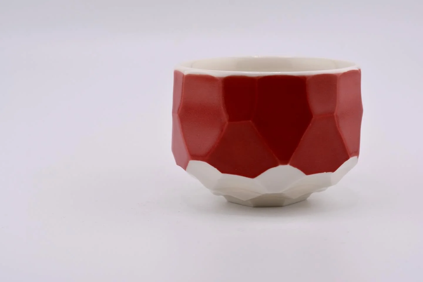 New beautiful porcelain by @helmut_menzel 

Permanent at our current exhibition POLYTEE and even more at the next one DIE HOFFNUNG STIRBT ZULETZT!