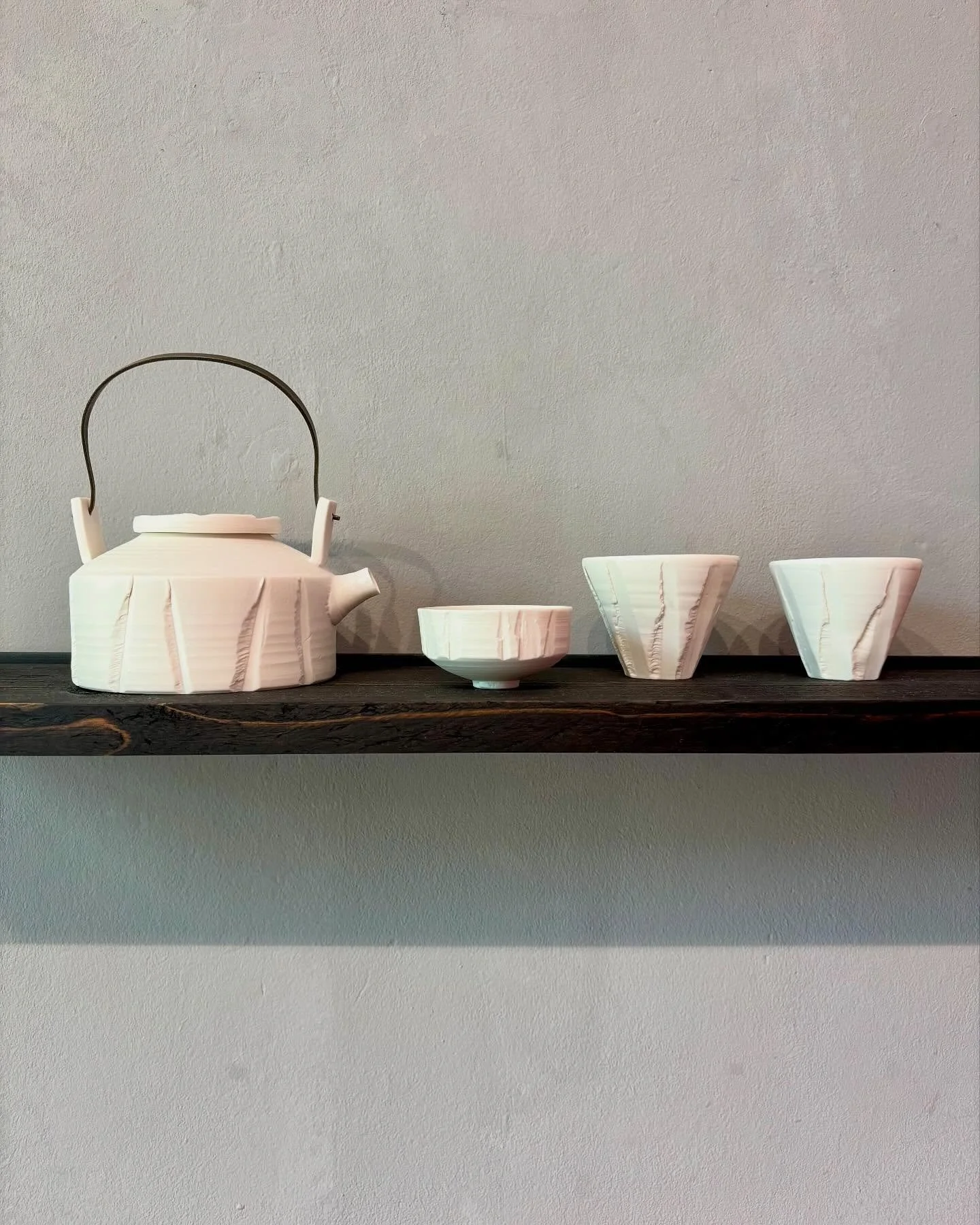 NEW IN

@porzellan.ludwig 

porcelain, hand turned and cut 

#porcelain #teapottery #teaceramics #espressocup #teacup #teapot #contemporaryceramic #porzellan