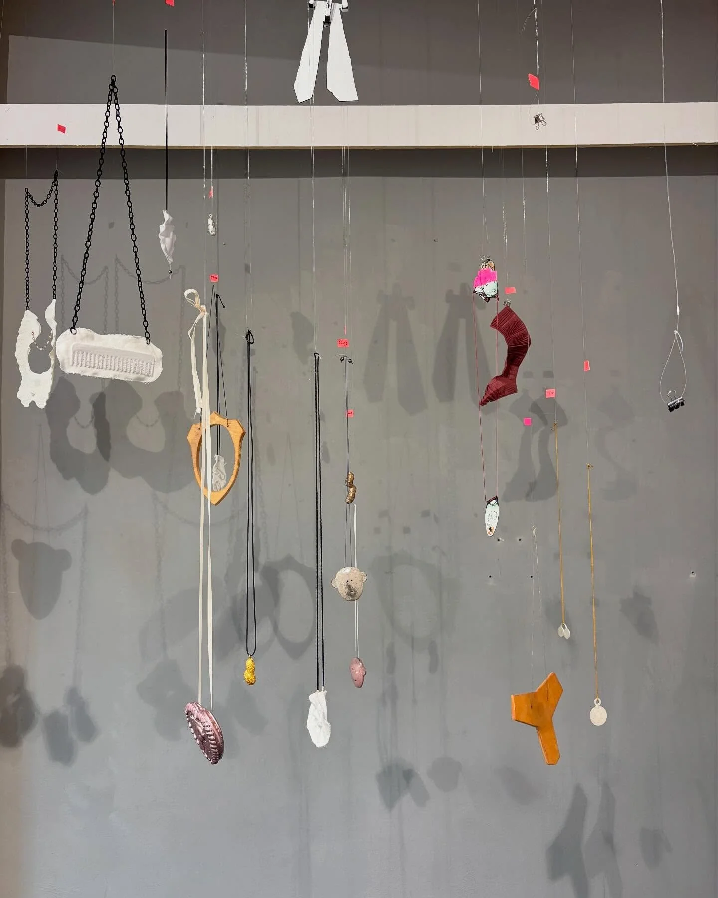 Some impressions of our current exhibition
ANH&Auml;NGER / pendants 

&hellip;with many guest artists.

Come to see the work of 20 artists!