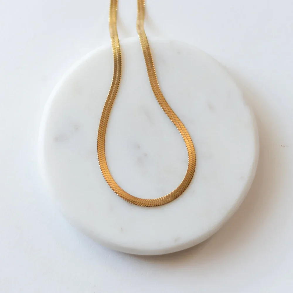 kate_herringbone_necklace-2_1000x.webp