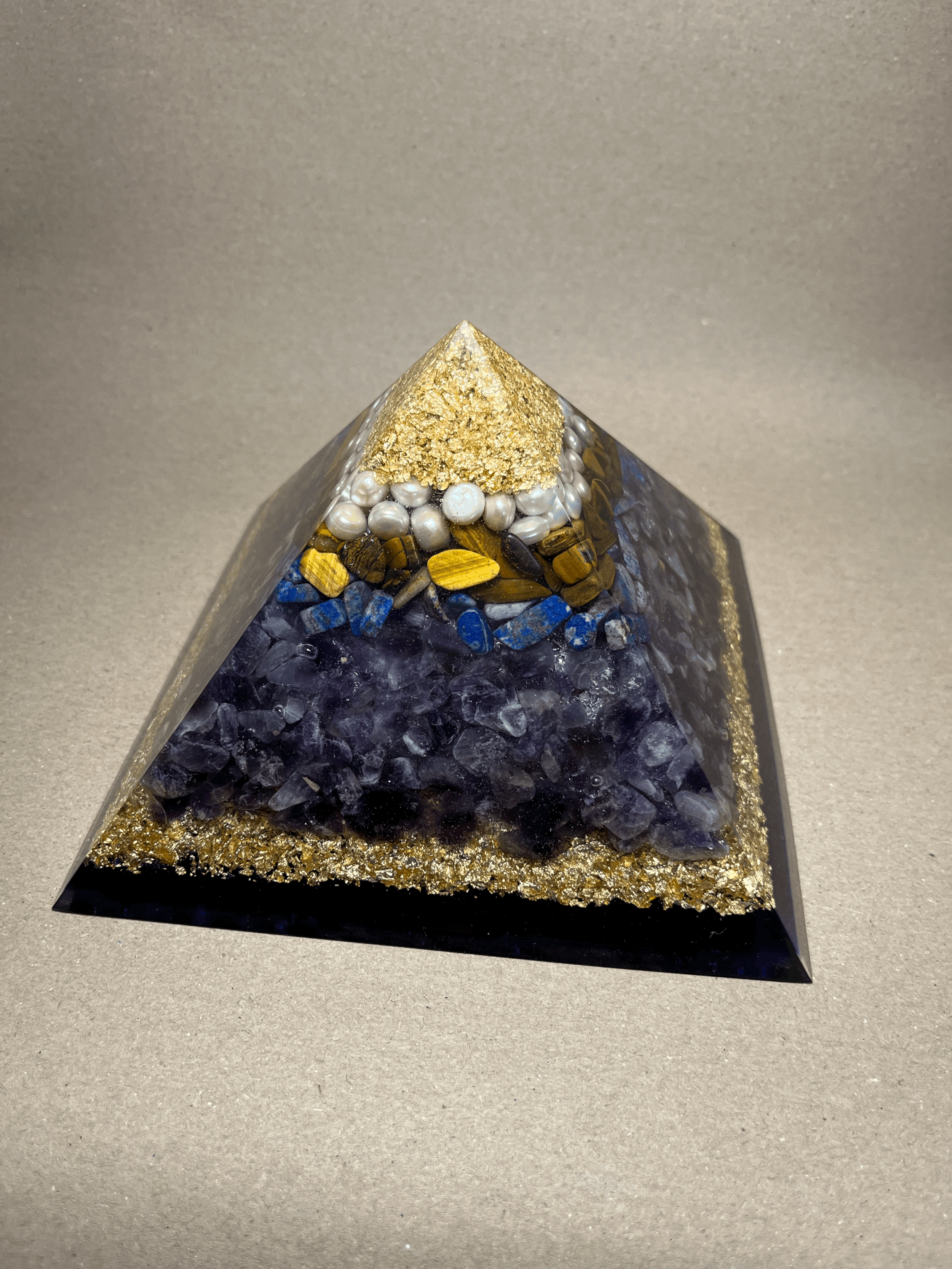 Pyramid Orgonite with Amethyst (金字塔紫水晶能量塔)