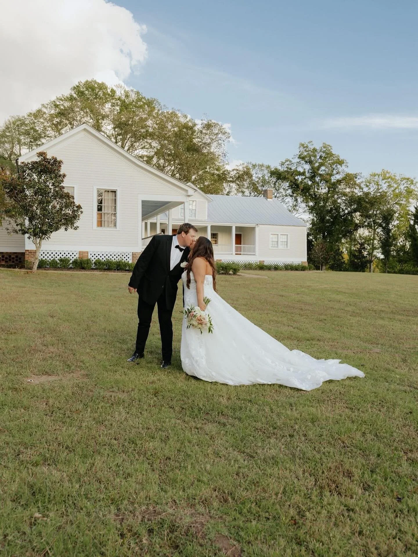 Estate Les Chenes truly is the perfect backdrop for a timeless &ldquo;I do.&rdquo;

#EstateLesCh&ecirc;nes #LouisianaWedding #SouthernBride #WeddingWeekend #TimelessElegance