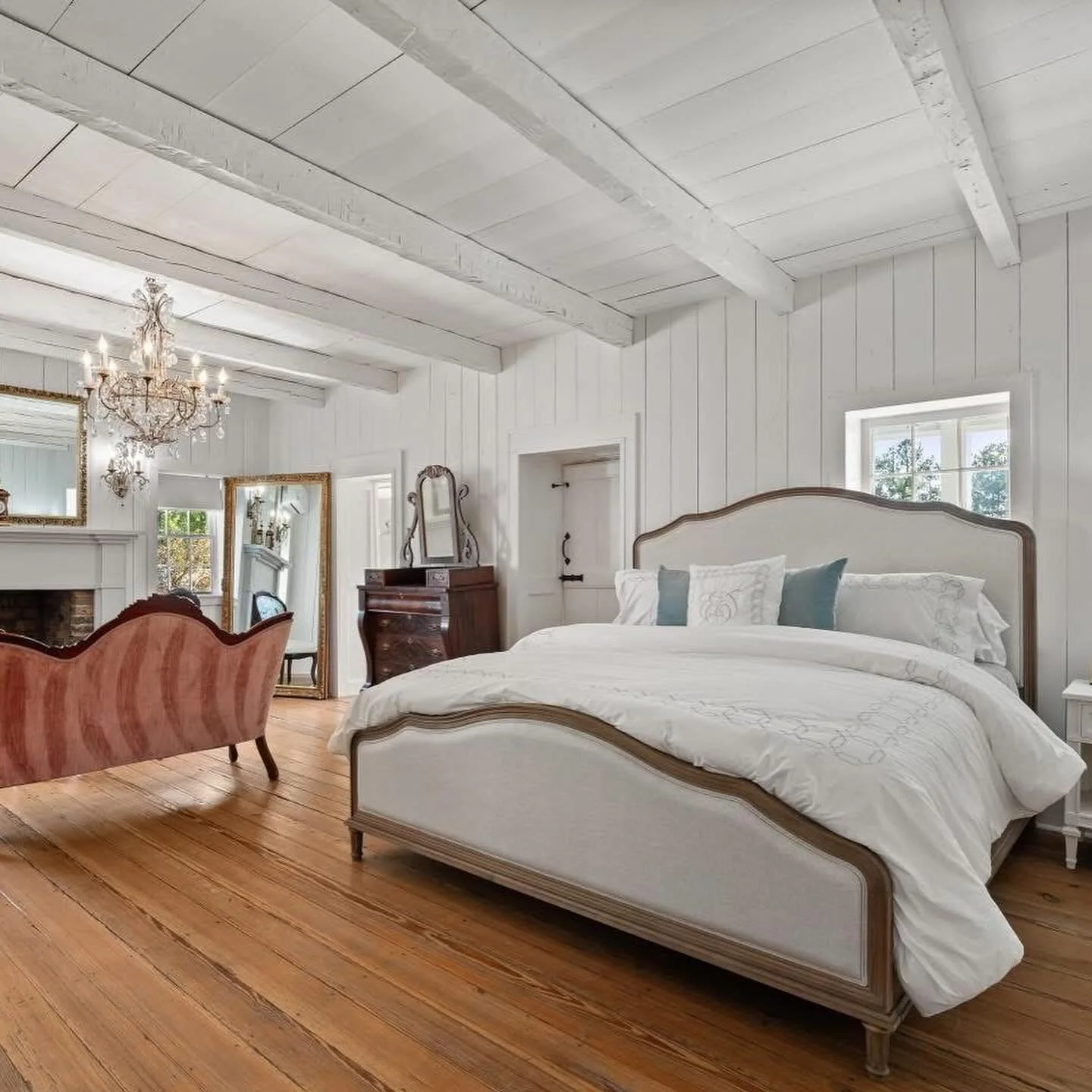 Your Tuesday reminder that our bridal suite is just as perfect as the rest of your wedding weekend. 🤍

Come see it for yourself!

#EstateLesCh&ecirc;nes #LouisianaWedding #BridalSuiteGoals #WeddingWeekend