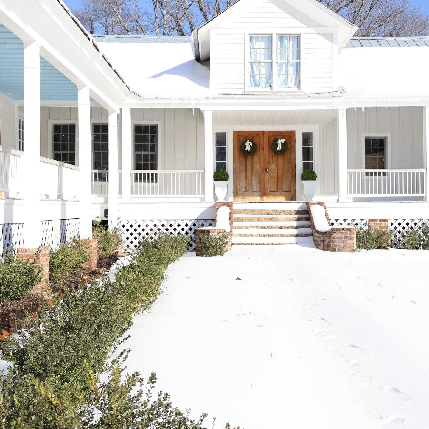 The groundhog predicted six more weeks of winter&hellip;
and honestly, if it looks like this, we&rsquo;re not mad about it 🤍

#estatelesch&ecirc;nes #wedddingvenue #winter #winterwedding