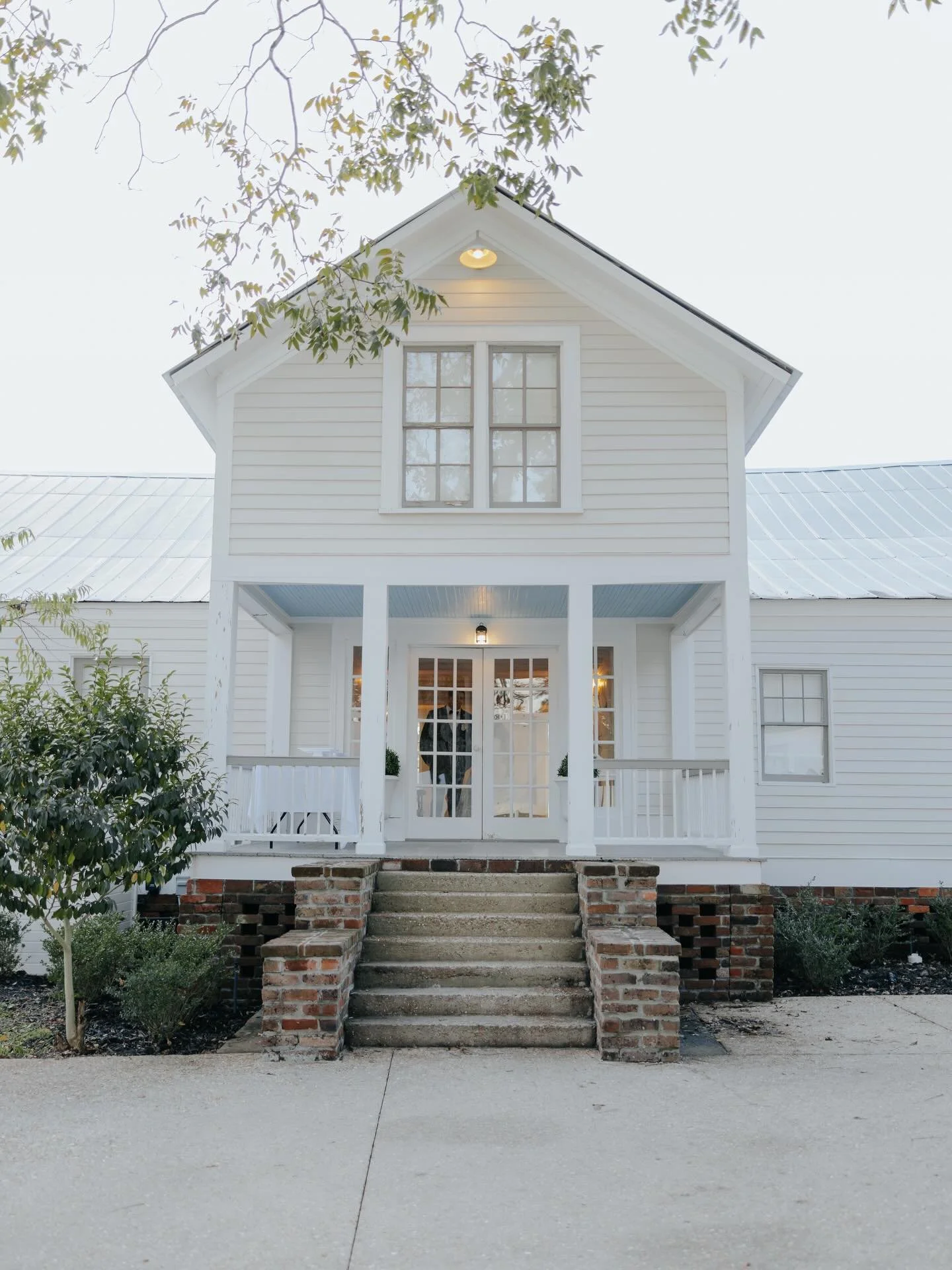 Timeless never goes out of style. 🩵 

📸: @hannahwheatonphotography 

#weddingvenue #weddingday #2026bride #bridal #louisiana
