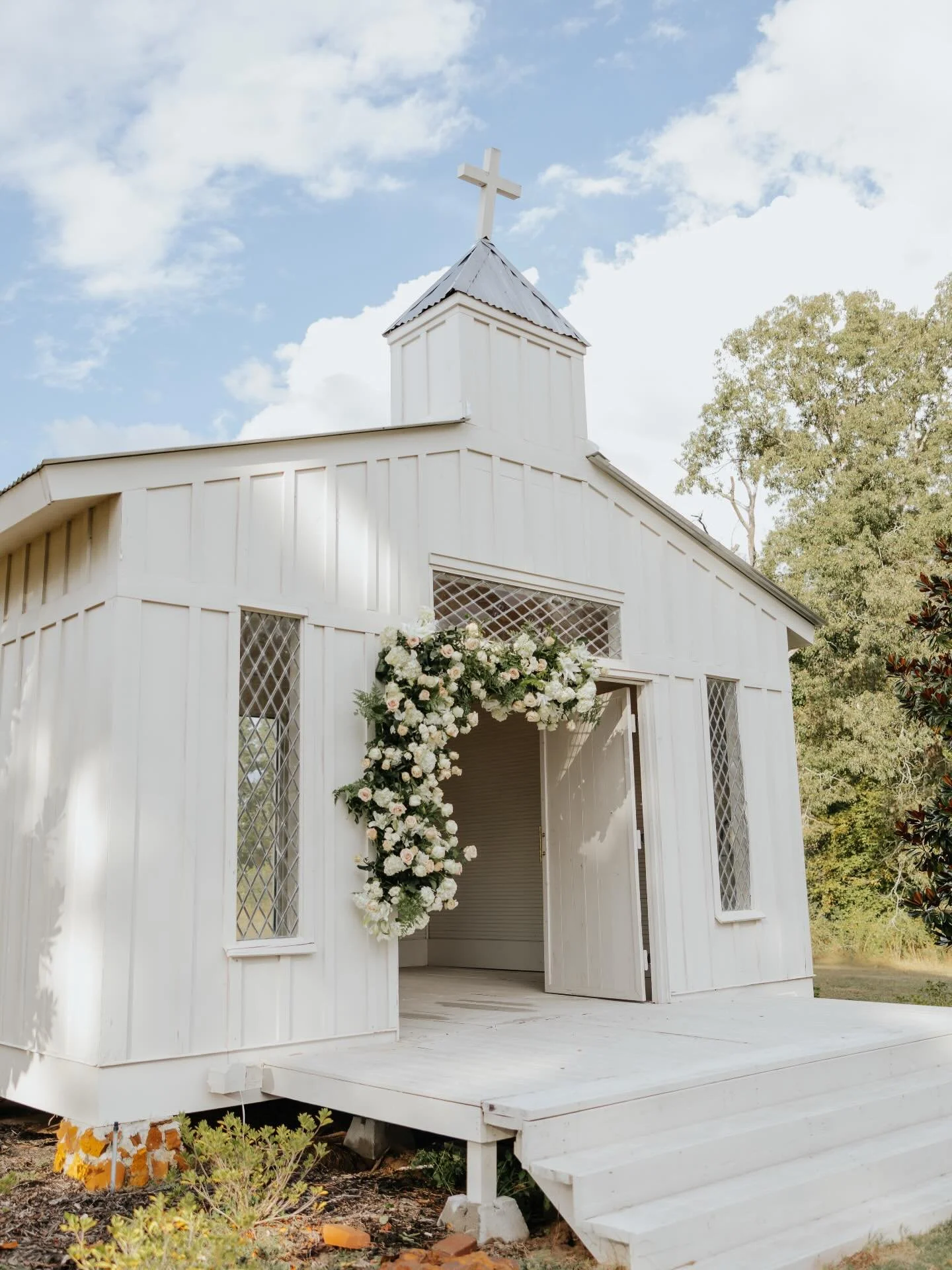 The chapel moment. 🤍

📸: @hannahwheatonphotography 
 
#louisianawedding #weddingweekend #southernweddings