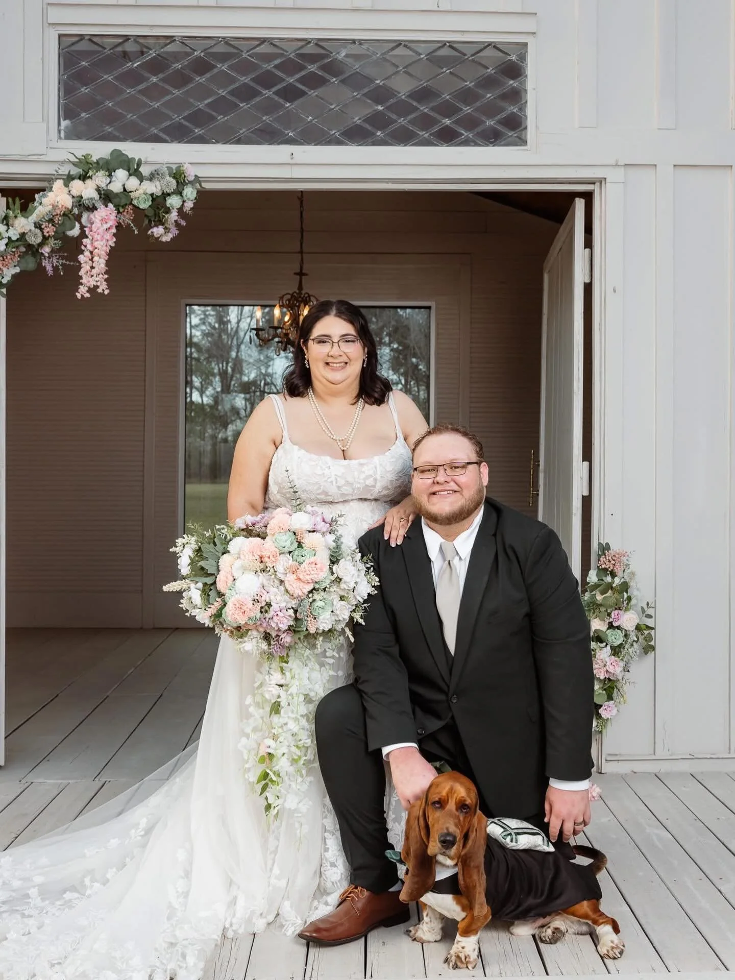 New rule: dogs are officially part of the wedding party. 🐾

Cornbread understood the assignment perfectly. 🤍

Congratulations to Aaron &amp; Marinna on such a beautiful day at Estate Les Ch&ecirc;nes.

📸 : @buiephotos