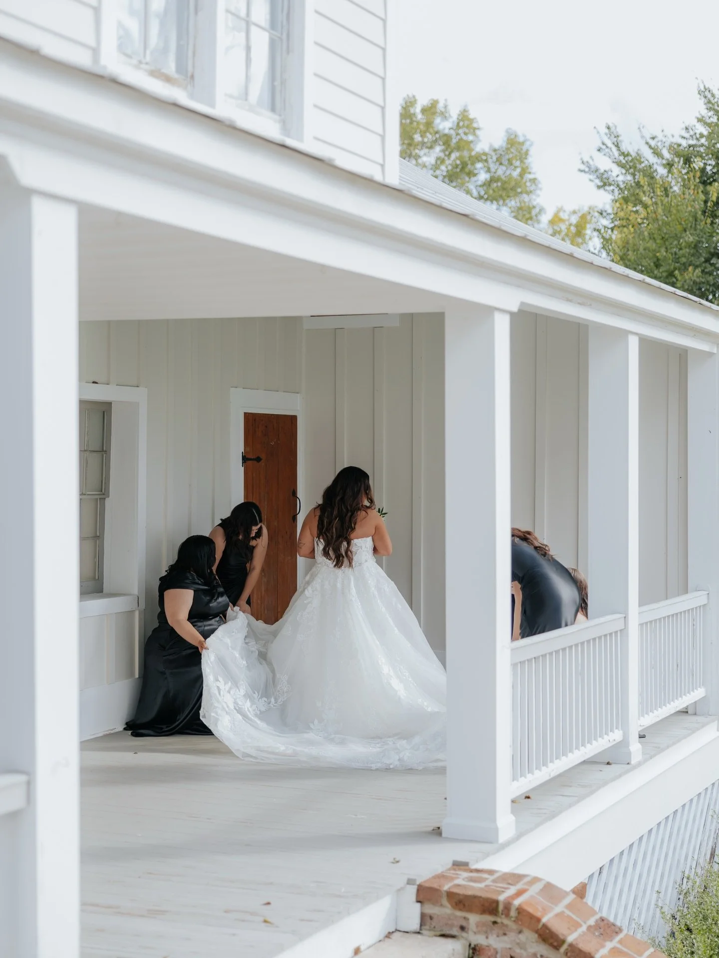 A Southern porch made for moments like this. 🤍

If you&rsquo;ve been dreaming of a wedding that feels this effortless@Estate Les Ch&ecirc;nes is waiting for you. ✨

#louisianawedding #wedding #weddingdetails