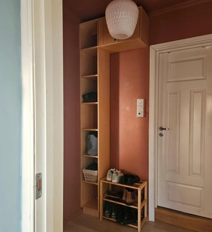 Plassbygd oppbevaringsmøbel laget i furu. 1 Foto Jorid Martinsen.JPG