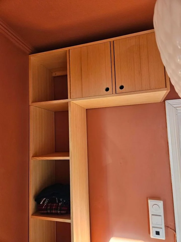 Plassbygd oppbevaringsmøbel laget i furu. 2 Foto Jorid Martinsen.JPG