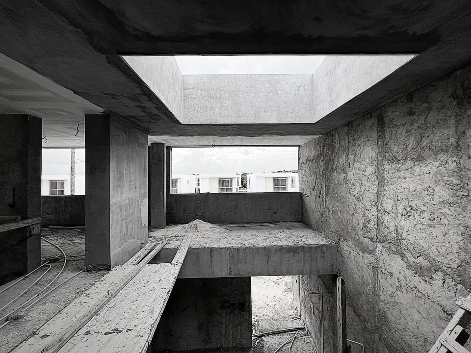 Estamos encantados con la calidad espacial y de iluminaci&oacute;n que enriquece esta residencia dise&ntilde;ada hace unos a&ntilde;os y que finalmente estamos viendo hacerse realidad.

Aqu&iacute; compartimos algunas fotos que nos ha ido enviando el