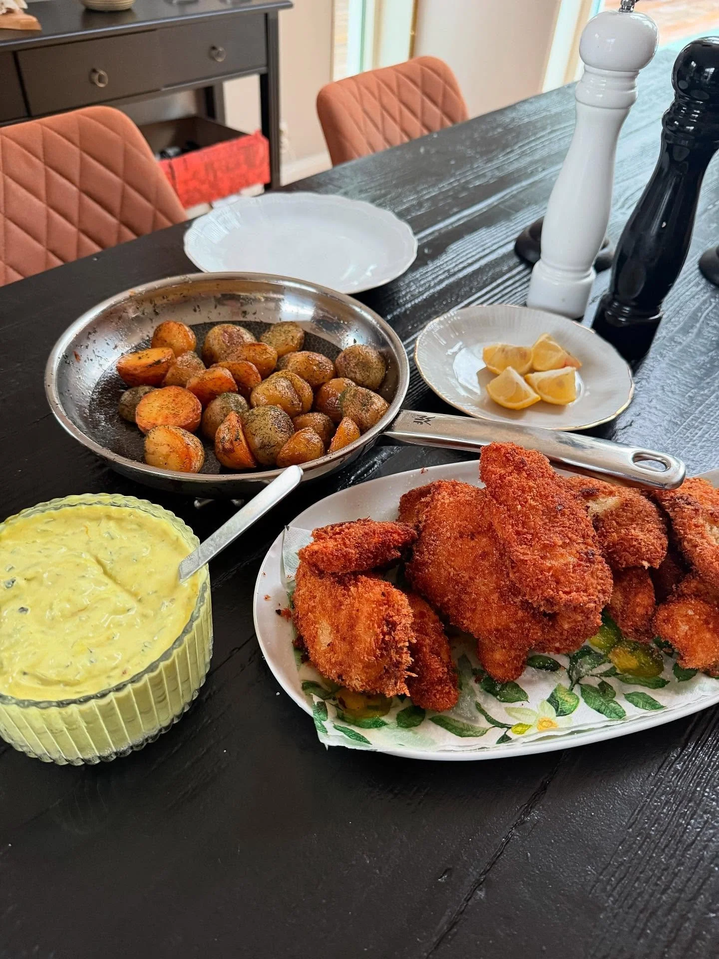 Kan vi ta en tyst minut f&ouml;r panerad torsk, remoulads&aring;s och sm&ouml;rslungad potatis med dill? 🤤
Amen 🙏🏼 

#dalar&ouml;sfisk #grossit #stockholm #fisk #skaldjur
