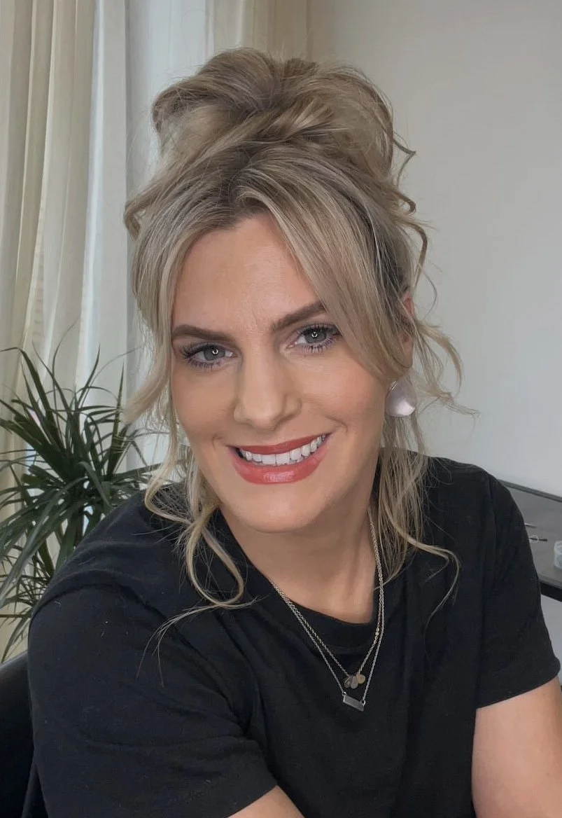A hair styling educator with an online hair styling acaemy