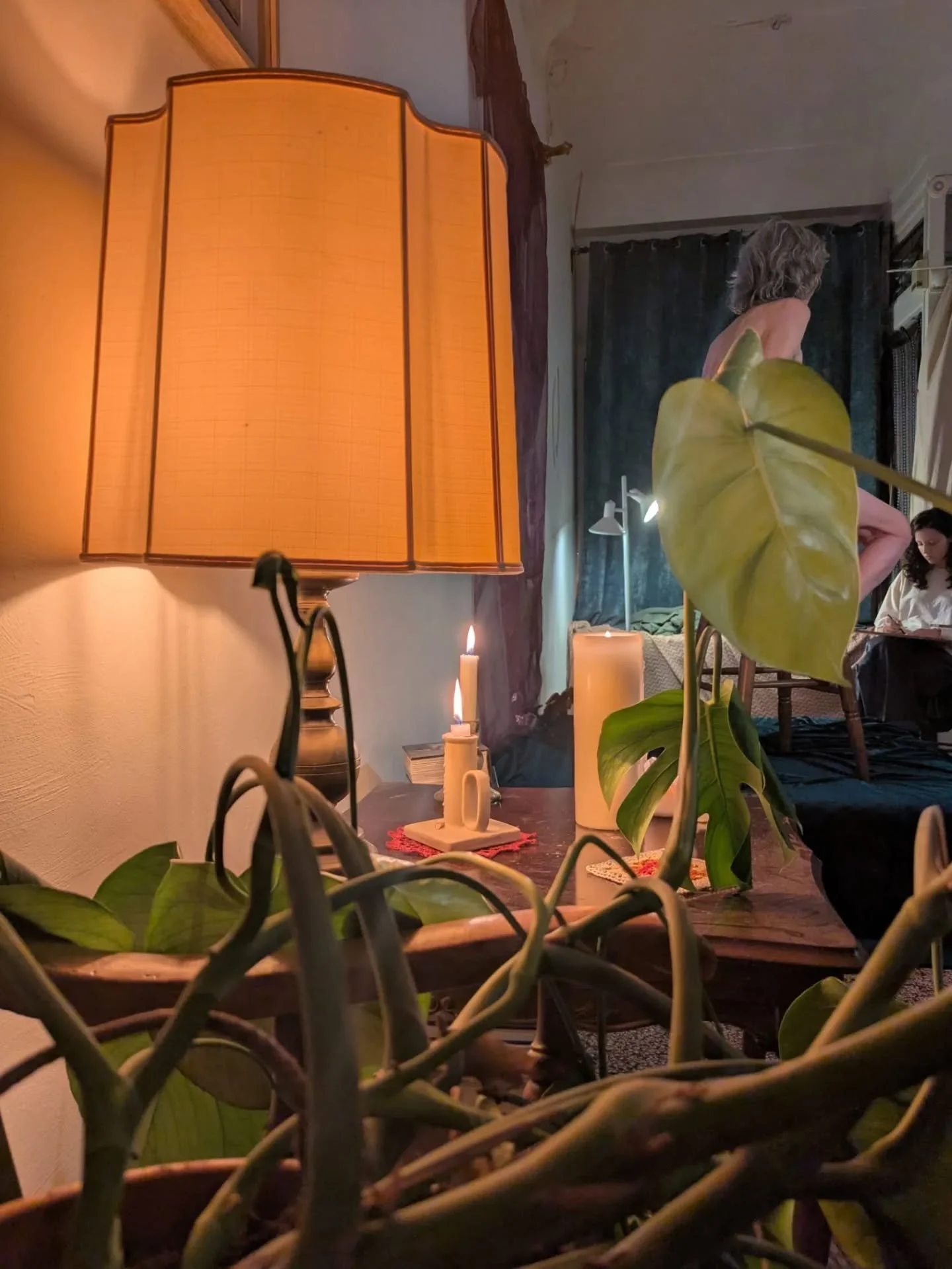 Gisterenavond was weer als van ouds! Achter onze gesloten gordijnen wordt er heerlijk getekend, elke donderdagavond. Een fijne afsluiting van je dag of een mooie nieuwe uitdaging! Zien we je ook volgende week? Meld je aan via onze DMs.
•
•