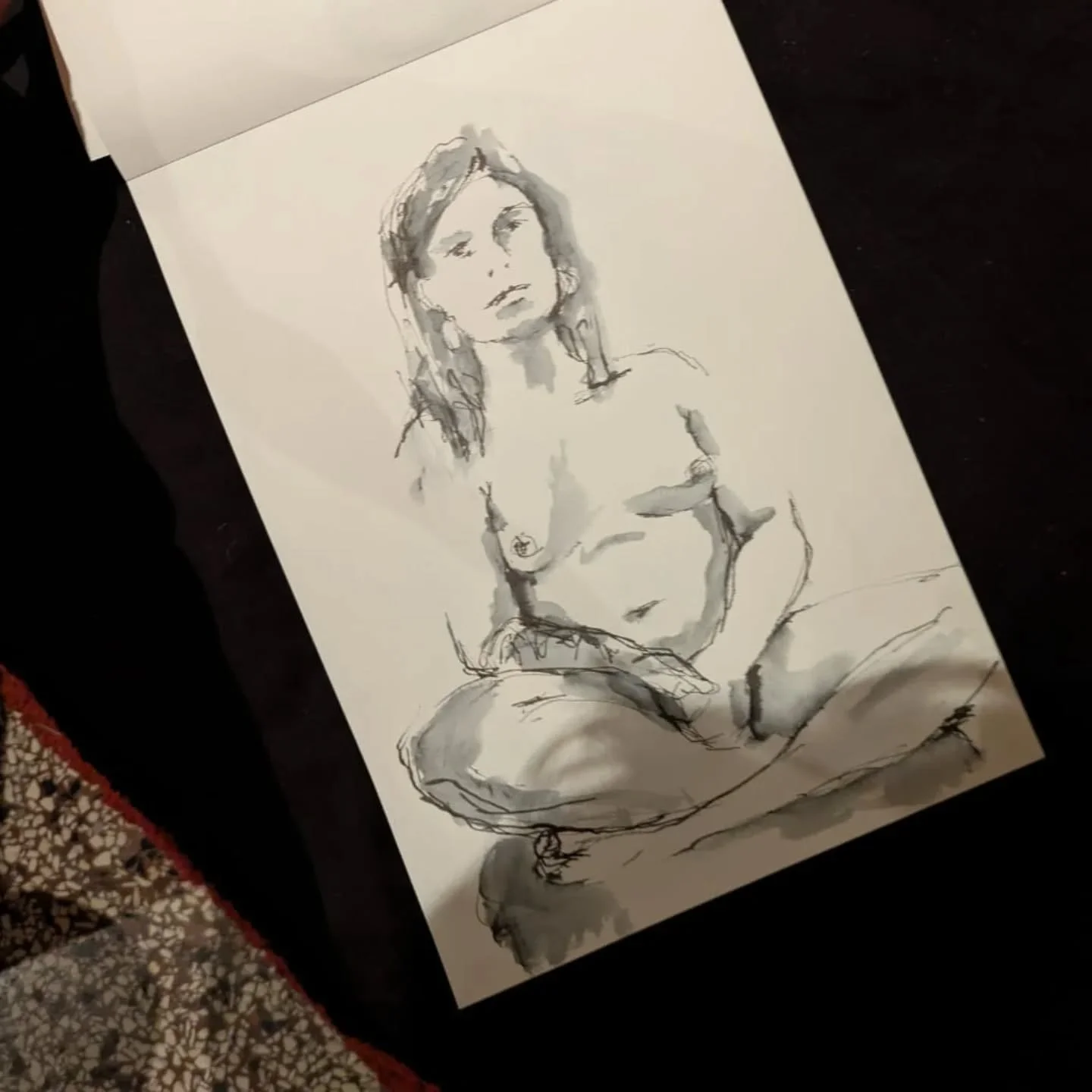 Gisterenavond werd er weer heerlijk getekend, met de fijne rustige sfeer🥰 Maandag hebben we een lange pose sessie, 2 uur dezelfde houding. Perfect voor als je langer wilt werken aan een tekening of schilderij! Meld je aan via onze DMs.
&bull;
&bull;