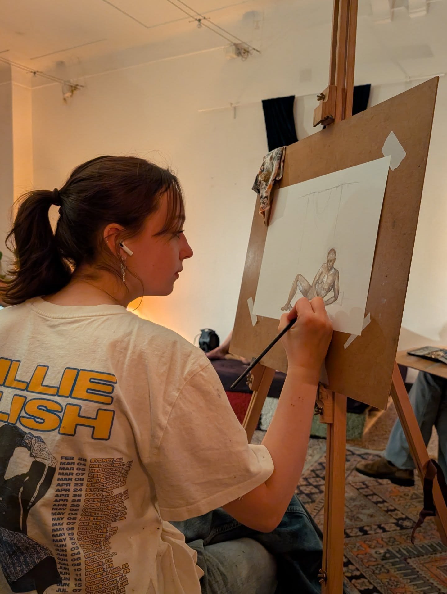 Wat was het een fijne avond met de lange pose sessie! Een frisse start vol rust en focus🥰 Zo fijn om mensen in het atelier te hebben ondanks de sneeuw! Donderdag zijn we er weer met een dynamische sessie, meld je aan✨
&bull;
&bull;
&bull;
&bull;
&bu